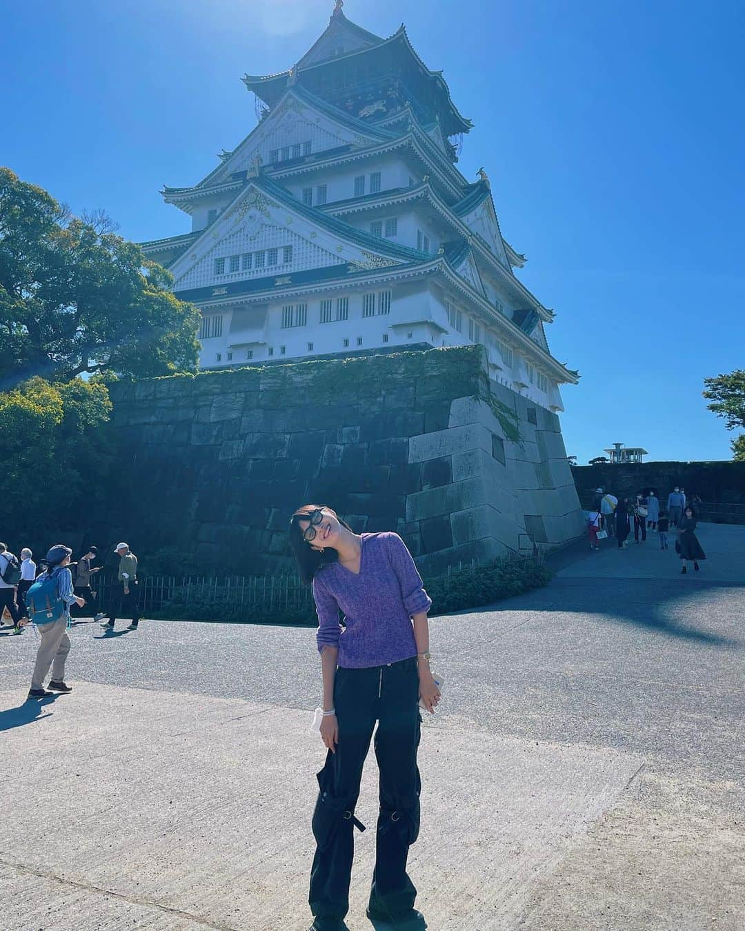 新井貴子さんのインスタグラム写真 - (新井貴子Instagram)「🏯  なにやら視線を感じると思ったら、 緑と同化した人がおりました。  地元に馴染んでくれていたようです。  #先日のひとこま」11月18日 12時16分 - kikoarai