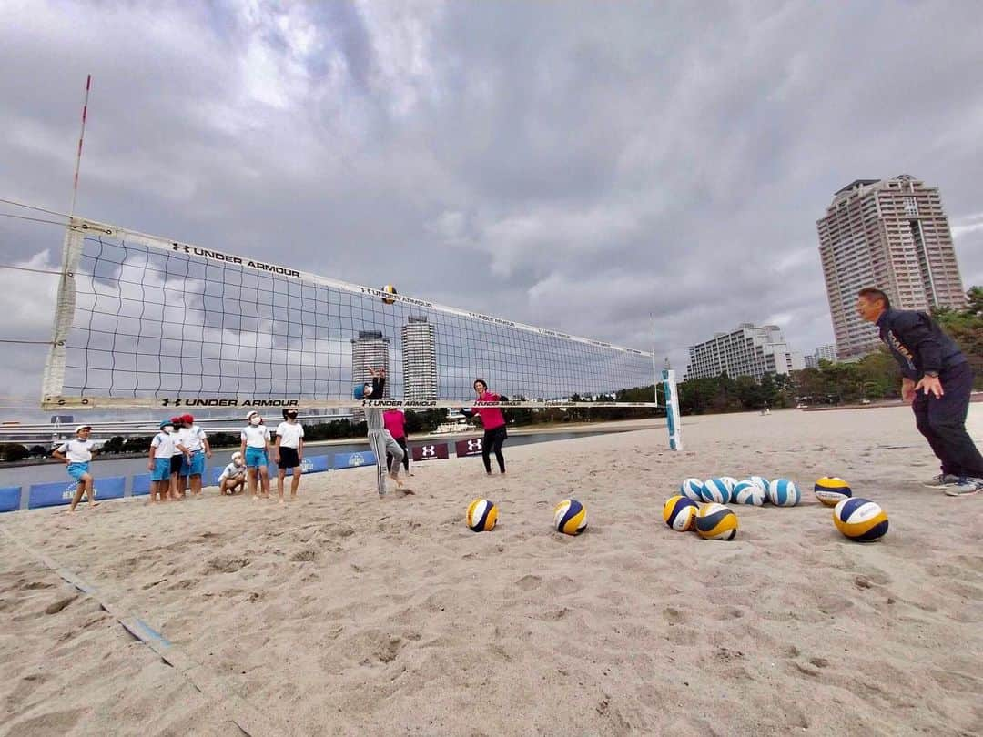 浦田聖子さんのインスタグラム写真 - (浦田聖子Instagram)「🏐 9月10月はお台場学園さんとの初のビーチバレー授業の取り組みの講師メンバーとして参加させていただきました！  2ヶ月の中、天候の変化もあり全4回テーマに沿って、ビーチ・インドア、暑さ、寒さ、風と全てのシチュエーションを体験してもらいました✨  元気よく仲間とともに実体験を積み上げる子供たちの姿は、私にとっても貴重な機会となり、 「できなかったことができるようになった！」 「仲間と楽しく取り組むことができた！」 といった声が届けられたのは嬉しかったです。  地域資源を活かした体験学習が広がり、ビーチという環境の中での学びを活かしながら、心身共に成長していってくれる機会が増えていくことを願い💖これからも応援していきたいと思います！  #ビーチバレー授業 #体験学習 #お台場学園 #5年生 #中学1年生 #1日3クラス お台場学園の皆さん、お台場ビーチボランティアの皆さん、ありがとうございました！」11月18日 12時58分 - satoko_urata