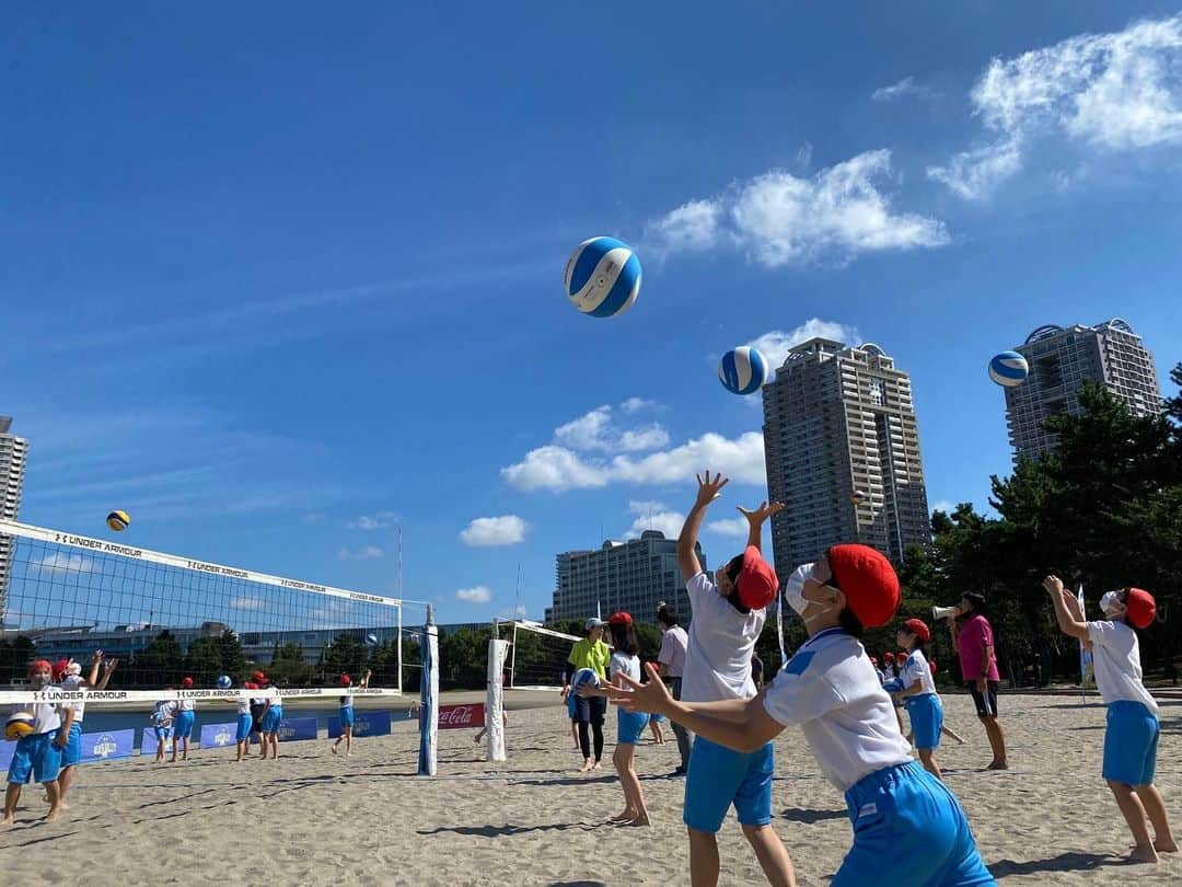 浦田聖子さんのインスタグラム写真 - (浦田聖子Instagram)「🏐 9月10月はお台場学園さんとの初のビーチバレー授業の取り組みの講師メンバーとして参加させていただきました！  2ヶ月の中、天候の変化もあり全4回テーマに沿って、ビーチ・インドア、暑さ、寒さ、風と全てのシチュエーションを体験してもらいました✨  元気よく仲間とともに実体験を積み上げる子供たちの姿は、私にとっても貴重な機会となり、 「できなかったことができるようになった！」 「仲間と楽しく取り組むことができた！」 といった声が届けられたのは嬉しかったです。  地域資源を活かした体験学習が広がり、ビーチという環境の中での学びを活かしながら、心身共に成長していってくれる機会が増えていくことを願い💖これからも応援していきたいと思います！  #ビーチバレー授業 #体験学習 #お台場学園 #5年生 #中学1年生 #1日3クラス お台場学園の皆さん、お台場ビーチボランティアの皆さん、ありがとうございました！」11月18日 12時58分 - satoko_urata