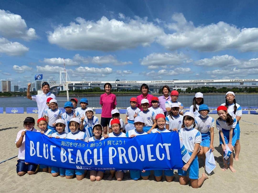 浦田聖子さんのインスタグラム写真 - (浦田聖子Instagram)「🏐 9月10月はお台場学園さんとの初のビーチバレー授業の取り組みの講師メンバーとして参加させていただきました！  2ヶ月の中、天候の変化もあり全4回テーマに沿って、ビーチ・インドア、暑さ、寒さ、風と全てのシチュエーションを体験してもらいました✨  元気よく仲間とともに実体験を積み上げる子供たちの姿は、私にとっても貴重な機会となり、 「できなかったことができるようになった！」 「仲間と楽しく取り組むことができた！」 といった声が届けられたのは嬉しかったです。  地域資源を活かした体験学習が広がり、ビーチという環境の中での学びを活かしながら、心身共に成長していってくれる機会が増えていくことを願い💖これからも応援していきたいと思います！  #ビーチバレー授業 #体験学習 #お台場学園 #5年生 #中学1年生 #1日3クラス お台場学園の皆さん、お台場ビーチボランティアの皆さん、ありがとうございました！」11月18日 12時58分 - satoko_urata