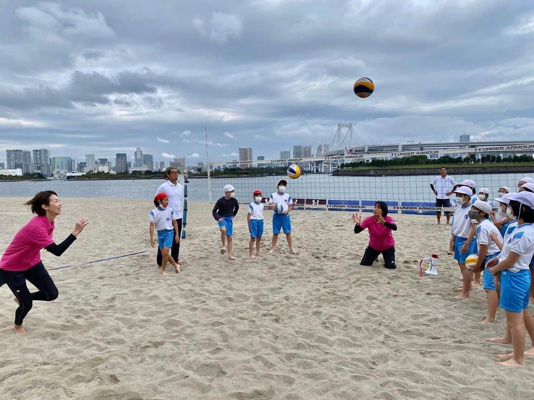 浦田聖子さんのインスタグラム写真 - (浦田聖子Instagram)「🏐 9月10月はお台場学園さんとの初のビーチバレー授業の取り組みの講師メンバーとして参加させていただきました！  2ヶ月の中、天候の変化もあり全4回テーマに沿って、ビーチ・インドア、暑さ、寒さ、風と全てのシチュエーションを体験してもらいました✨  元気よく仲間とともに実体験を積み上げる子供たちの姿は、私にとっても貴重な機会となり、 「できなかったことができるようになった！」 「仲間と楽しく取り組むことができた！」 といった声が届けられたのは嬉しかったです。  地域資源を活かした体験学習が広がり、ビーチという環境の中での学びを活かしながら、心身共に成長していってくれる機会が増えていくことを願い💖これからも応援していきたいと思います！  #ビーチバレー授業 #体験学習 #お台場学園 #5年生 #中学1年生 #1日3クラス お台場学園の皆さん、お台場ビーチボランティアの皆さん、ありがとうございました！」11月18日 12時58分 - satoko_urata