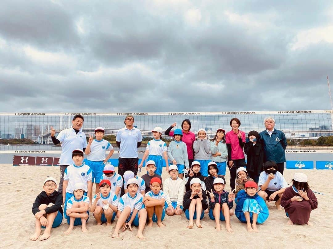 浦田聖子さんのインスタグラム写真 - (浦田聖子Instagram)「🏐 9月10月はお台場学園さんとの初のビーチバレー授業の取り組みの講師メンバーとして参加させていただきました！  2ヶ月の中、天候の変化もあり全4回テーマに沿って、ビーチ・インドア、暑さ、寒さ、風と全てのシチュエーションを体験してもらいました✨  元気よく仲間とともに実体験を積み上げる子供たちの姿は、私にとっても貴重な機会となり、 「できなかったことができるようになった！」 「仲間と楽しく取り組むことができた！」 といった声が届けられたのは嬉しかったです。  地域資源を活かした体験学習が広がり、ビーチという環境の中での学びを活かしながら、心身共に成長していってくれる機会が増えていくことを願い💖これからも応援していきたいと思います！  #ビーチバレー授業 #体験学習 #お台場学園 #5年生 #中学1年生 #1日3クラス お台場学園の皆さん、お台場ビーチボランティアの皆さん、ありがとうございました！」11月18日 12時58分 - satoko_urata