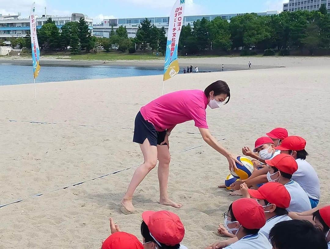 浦田聖子さんのインスタグラム写真 - (浦田聖子Instagram)「🏐 9月10月はお台場学園さんとの初のビーチバレー授業の取り組みの講師メンバーとして参加させていただきました！  2ヶ月の中、天候の変化もあり全4回テーマに沿って、ビーチ・インドア、暑さ、寒さ、風と全てのシチュエーションを体験してもらいました✨  元気よく仲間とともに実体験を積み上げる子供たちの姿は、私にとっても貴重な機会となり、 「できなかったことができるようになった！」 「仲間と楽しく取り組むことができた！」 といった声が届けられたのは嬉しかったです。  地域資源を活かした体験学習が広がり、ビーチという環境の中での学びを活かしながら、心身共に成長していってくれる機会が増えていくことを願い💖これからも応援していきたいと思います！  #ビーチバレー授業 #体験学習 #お台場学園 #5年生 #中学1年生 #1日3クラス お台場学園の皆さん、お台場ビーチボランティアの皆さん、ありがとうございました！」11月18日 12時58分 - satoko_urata