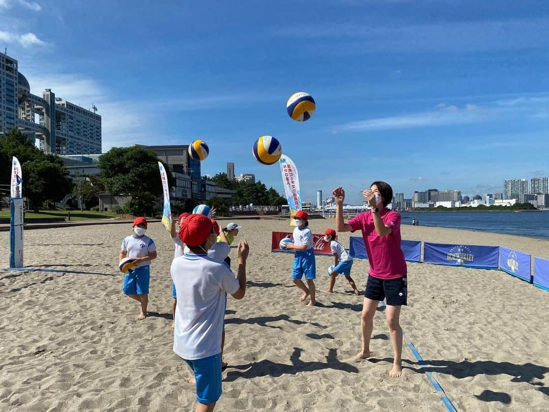 浦田聖子さんのインスタグラム写真 - (浦田聖子Instagram)「🏐 9月10月はお台場学園さんとの初のビーチバレー授業の取り組みの講師メンバーとして参加させていただきました！  2ヶ月の中、天候の変化もあり全4回テーマに沿って、ビーチ・インドア、暑さ、寒さ、風と全てのシチュエーションを体験してもらいました✨  元気よく仲間とともに実体験を積み上げる子供たちの姿は、私にとっても貴重な機会となり、 「できなかったことができるようになった！」 「仲間と楽しく取り組むことができた！」 といった声が届けられたのは嬉しかったです。  地域資源を活かした体験学習が広がり、ビーチという環境の中での学びを活かしながら、心身共に成長していってくれる機会が増えていくことを願い💖これからも応援していきたいと思います！  #ビーチバレー授業 #体験学習 #お台場学園 #5年生 #中学1年生 #1日3クラス お台場学園の皆さん、お台場ビーチボランティアの皆さん、ありがとうございました！」11月18日 12時58分 - satoko_urata