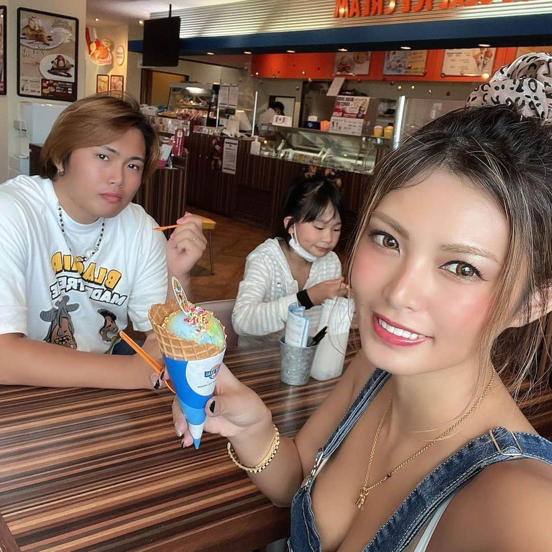 堀えりかさんのインスタグラム写真 - (堀えりかInstagram)「ブルーシールの写真つきなが 寝起きで不機嫌顔🤣🤣🤣  2日目は朝食後えりかが準備してる間ひろしにつきなを海に連れて行ってもらって🏖💄 後美ら海水族館🐟 つきなは初めて連れてった🐬 生き物大好きだから喜んでた🥳 けどえりかは腰痛で死んでたしひろしもちょっと疲れてたなw  でもしっかり最後まで面倒みてくれてやさ🥺❤️  夜ははるなちゃんちに晩ご飯お呼ばれしてめちゃめちゃ楽しかったのに話すの忙しすぎてつきなも遊ぶの忙しすぎて1枚も写メ撮ってなかった←  みんな遊んでくれてありがとう🥺❤️ ご飯美味しすぎたし感動🫶🏾✨ 次は写メ撮ろ！ って毎回言ってる気がするけど🤣← ま、楽しかったからよし！  今日はここまで🤳 またUPする〜☀️   #沖縄 #美ら海水族館 #イルカショー #家族 #沖縄 #姪っ子 #弟」11月18日 17時51分 - xerikax143