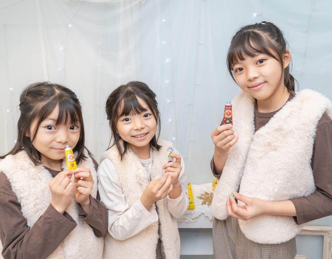 Yukiさんのインスタグラム写真 - (YukiInstagram)「今年のクリスマスプレゼントは🎁🎄 決まりましたか👀？  長女の11歳のお誕生日にもプレゼントしたロクシタン✨  @loccitane_jp  の気分に合わせて香りを使い分けられる5つの香りのミニハンドクリームセットが可愛すぎる✨  三姉妹それぞれパッケージや香りで選んでました☺️💓  デザインもクリスマス仕様でとっても可愛い💓💓  保湿力も高くて香りが良くて癒される☺️✨  自分へのご褒美にも嬉しいですよね☺️  ギフト🎁をこれからお探しの方 もぜひチェックしてみてね☺️💓  #ロクシタン  #ロクシタンのクリスマスカウントダウン  #loccitanepr #クリスマスギフト2022 #ウインターギフト #ホリデーコレクション #プレゼント #xmas #サンタクロース」11月18日 18時52分 - yukikuu96