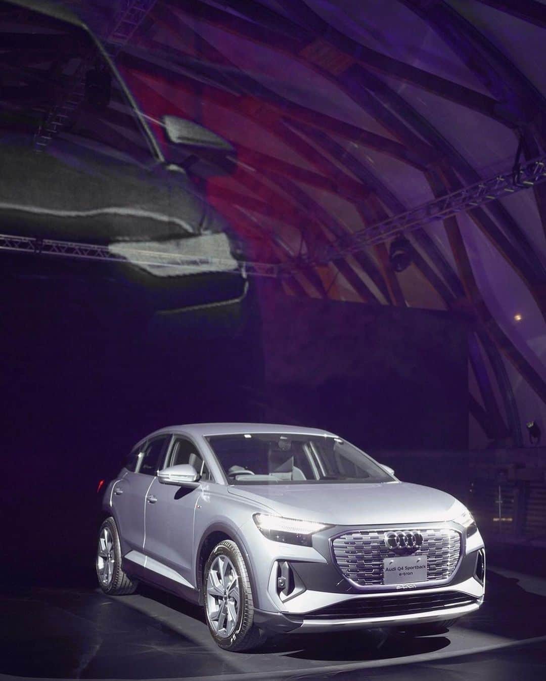 喜田彩子さんのインスタグラム写真 - (喜田彩子Instagram)「⁡ 昨日はアウディ初のコンパクト電動SUV『Audi Q4 e-tron』 ローンチイベントへ招待していただきました🚙✨ @audijapan  ⁡ ⁡ 2022年秋から発売を開始する「Q4 e-tron」 ⁡ CO2を排出しない電気自動車で 車体にもリサイクル素材を使用しているんだそう！！ ⁡ 見た目も上品でカッコよく コンパクトなボディサイズなのに、中は広くて 1度の充電でかなりの距離を走れるんだって〜🚙🔋 ⁡ ⁡ サステイナブルな環境に配慮したイベントで 近未来と自然とが融合されておりとても楽しかったです🌿 お友達にも沢山会えて嬉しかった♡♡♡ ⁡ ⁡ #AudiQ4etron #進化をカタチにする #audi #サスティナブル #sustainable」11月18日 19時39分 - ayacokida