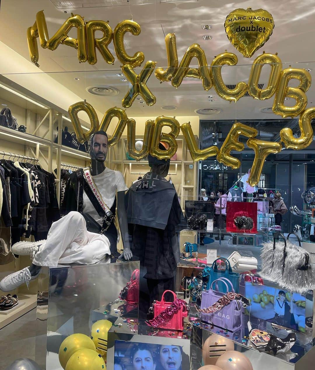 安齋星来さんのインスタグラム写真 - (安齋星来Instagram)「MARC JACOBS x DOUBLET Capsul ecollection  📍MARC JACOBS渋谷PARCO店 日本限定発売  ⠀ @marcjacobsjapan  #MJダブレット  #マークジェイコブス  #ダブレット」11月18日 19時40分 - seiraanzai