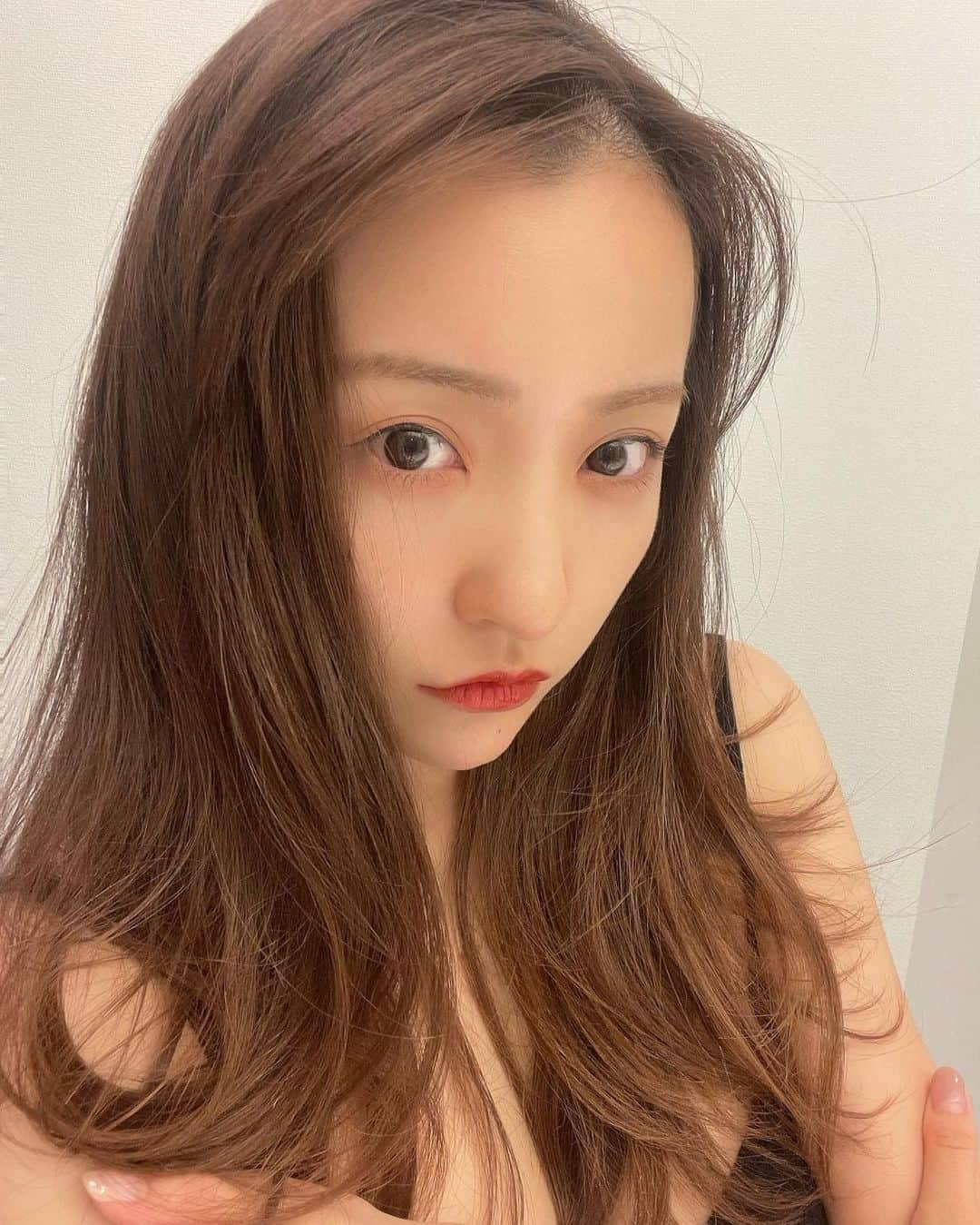 板野友美さんのインスタグラム写真 - (板野友美Instagram)「5ヶ月前のわたし👁  アルバムから出てきた🦩 2枚目の髪がふぁっさぁ〜っ🦩」11月18日 20時16分 - tomo.i_0703