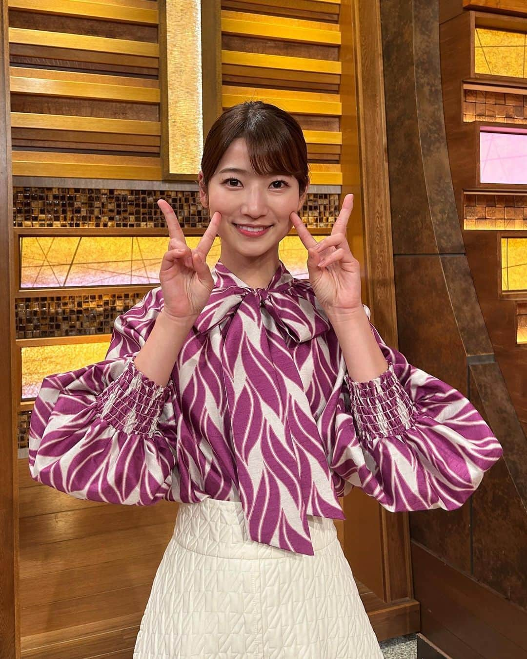 安藤萌々さんのインスタグラム写真 - (安藤萌々Instagram)「W杯ポーズ✌️✌️で！ 上TIARA 下NOLLEY'S  今夜もハヤブサのカタルくんとワールドカップについて沢山カタりましょう！🦅✨   なつか史ワールドカップは今日で最終回。 個人的には、なつか史のフリで全員で『キックオフ！』と叫ぶ時の渡辺瑠海さんが大好きでした。 とっても大きな声で、とっても元気よくキックオフ！してくれるので、 途中からキックオフ大臣と呼んでおりました。ふふふ🤭 流石、高校時代サッカー部マネージャーの渡辺です😋✨  アナウンサー #衣装 #秋服 #秋 #秋コーデ  #冬服  #骨格ウェーブ #骨格診断  #ソフトエレガント #フレッシュ #メイク #ヘアアレンジ #大人かわいい コーデ  #綺麗め  #スポーツ #野球 #熱盛 #サッカー #ゴルフ  #フィギュアスケート  #グランプリシリーズ #GS #侍ブルー」11月18日 21時02分 - momo_ando_ex