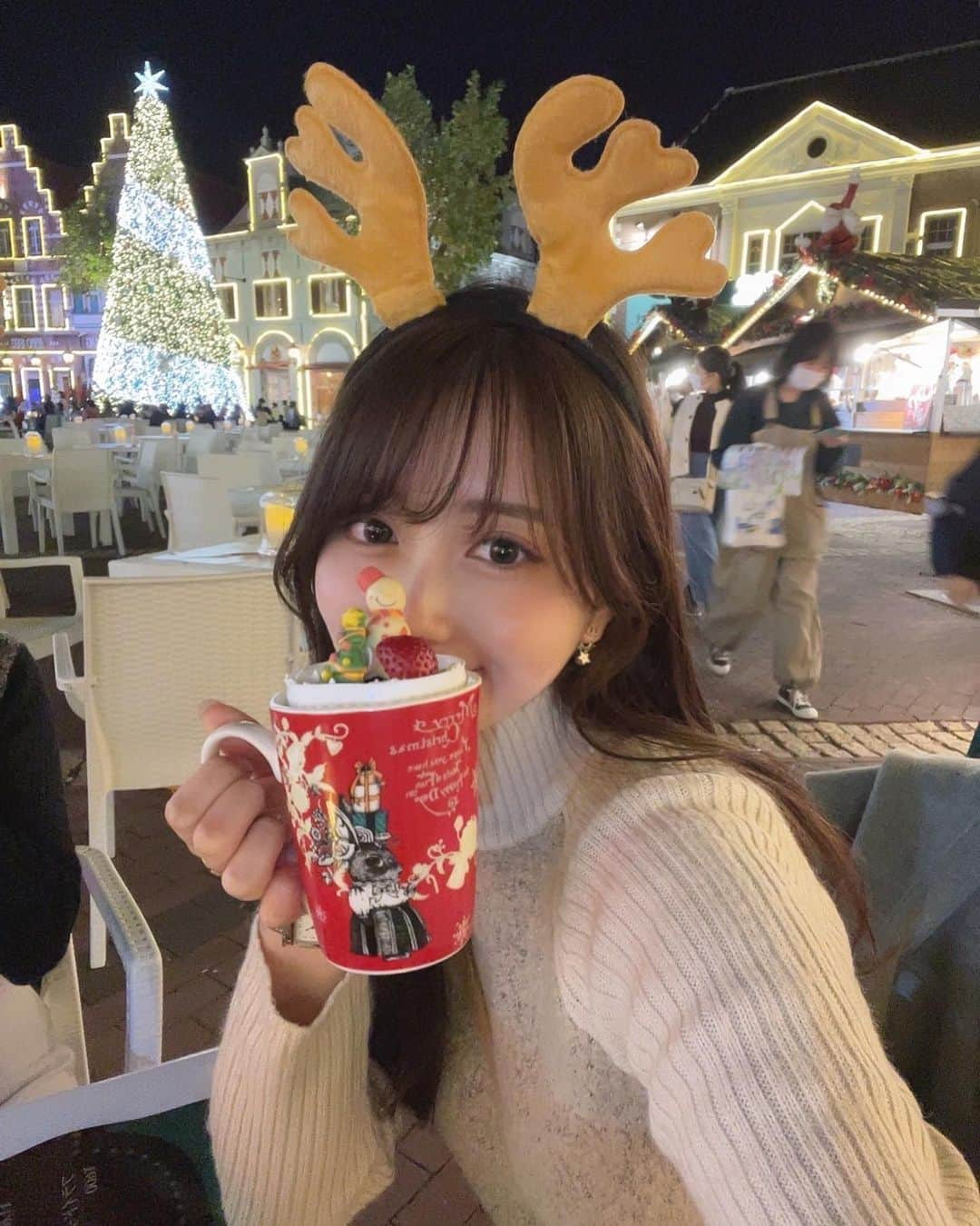 MIYUさんのインスタグラム写真 - (MIYUInstagram)「𝐂𝐡𝐫𝐢𝐬𝐭𝐦𝐚𝐬 𝐦𝐨𝐨𝐝🎄❤︎  東京から帰省中のななとハウステンボス🏰  クリスマスタウンの点灯式でいっきに灯りが灯った時は 本当に綺麗でうっとりしました...✴︎ トナカイやサンタさんをモチーフにした食べ物も 全部可愛い♡  フォトスポットも沢山あって、 いっぱい写真を撮ったよ📸  高校生ぶり(?)にシミラールックしてみた🦌  #ハウステンボス #光の街のクリスマス #クリスマスタウン #クリスマスマーケット #クリスマス #PR」11月18日 21時46分 - miyu__.oo