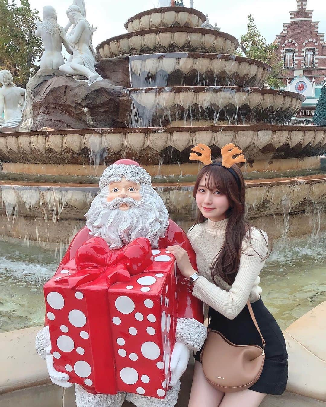 MIYUさんのインスタグラム写真 - (MIYUInstagram)「𝐂𝐡𝐫𝐢𝐬𝐭𝐦𝐚𝐬 𝐦𝐨𝐨𝐝🎄❤︎  東京から帰省中のななとハウステンボス🏰  クリスマスタウンの点灯式でいっきに灯りが灯った時は 本当に綺麗でうっとりしました...✴︎ トナカイやサンタさんをモチーフにした食べ物も 全部可愛い♡  フォトスポットも沢山あって、 いっぱい写真を撮ったよ📸  高校生ぶり(?)にシミラールックしてみた🦌  #ハウステンボス #光の街のクリスマス #クリスマスタウン #クリスマスマーケット #クリスマス #PR」11月18日 21時46分 - miyu__.oo