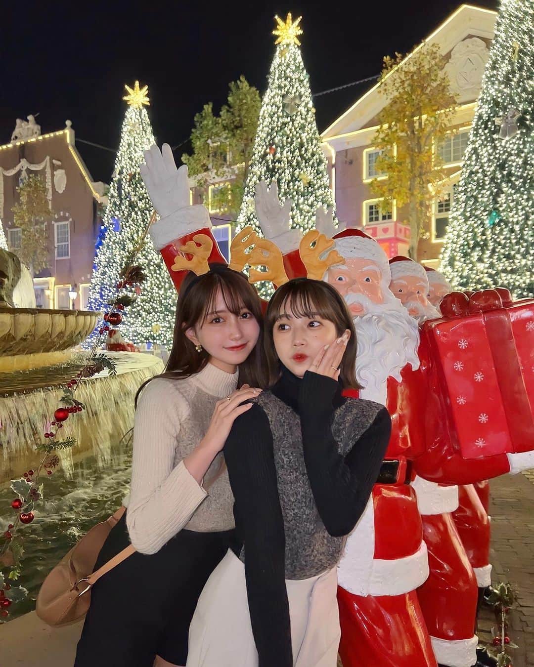 MIYUさんのインスタグラム写真 - (MIYUInstagram)「𝐂𝐡𝐫𝐢𝐬𝐭𝐦𝐚𝐬 𝐦𝐨𝐨𝐝🎄❤︎  東京から帰省中のななとハウステンボス🏰  クリスマスタウンの点灯式でいっきに灯りが灯った時は 本当に綺麗でうっとりしました...✴︎ トナカイやサンタさんをモチーフにした食べ物も 全部可愛い♡  フォトスポットも沢山あって、 いっぱい写真を撮ったよ📸  高校生ぶり(?)にシミラールックしてみた🦌  #ハウステンボス #光の街のクリスマス #クリスマスタウン #クリスマスマーケット #クリスマス #PR」11月18日 21時46分 - miyu__.oo