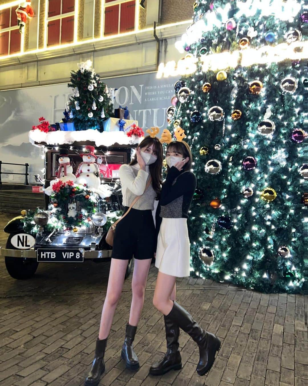 MIYUさんのインスタグラム写真 - (MIYUInstagram)「𝐂𝐡𝐫𝐢𝐬𝐭𝐦𝐚𝐬 𝐦𝐨𝐨𝐝🎄❤︎  東京から帰省中のななとハウステンボス🏰  クリスマスタウンの点灯式でいっきに灯りが灯った時は 本当に綺麗でうっとりしました...✴︎ トナカイやサンタさんをモチーフにした食べ物も 全部可愛い♡  フォトスポットも沢山あって、 いっぱい写真を撮ったよ📸  高校生ぶり(?)にシミラールックしてみた🦌  #ハウステンボス #光の街のクリスマス #クリスマスタウン #クリスマスマーケット #クリスマス #PR」11月18日 21時46分 - miyu__.oo