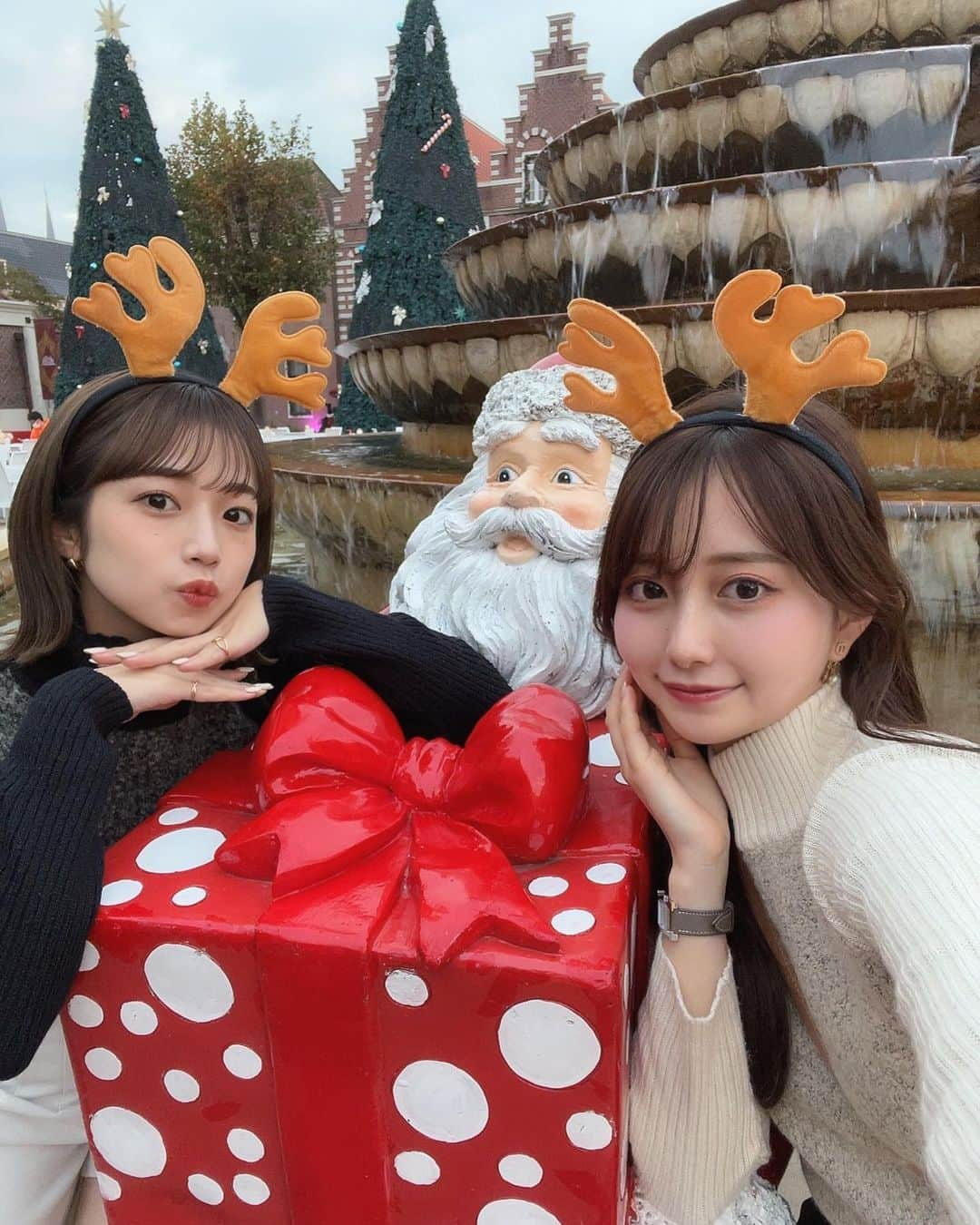 MIYUさんのインスタグラム写真 - (MIYUInstagram)「𝐂𝐡𝐫𝐢𝐬𝐭𝐦𝐚𝐬 𝐦𝐨𝐨𝐝🎄❤︎  東京から帰省中のななとハウステンボス🏰  クリスマスタウンの点灯式でいっきに灯りが灯った時は 本当に綺麗でうっとりしました...✴︎ トナカイやサンタさんをモチーフにした食べ物も 全部可愛い♡  フォトスポットも沢山あって、 いっぱい写真を撮ったよ📸  高校生ぶり(?)にシミラールックしてみた🦌  #ハウステンボス #光の街のクリスマス #クリスマスタウン #クリスマスマーケット #クリスマス #PR」11月18日 21時46分 - miyu__.oo