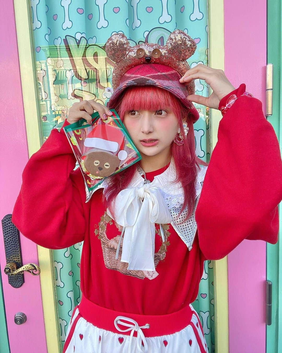 しなこさんのインスタグラム写真 - (しなこInstagram)「ティム🧸 クリスマス意識した真っ赤コーデで行ってきたよ🌲❤️  #universalstudiosjapan  @universal_studios_japan」11月18日 23時07分 - ssshinako