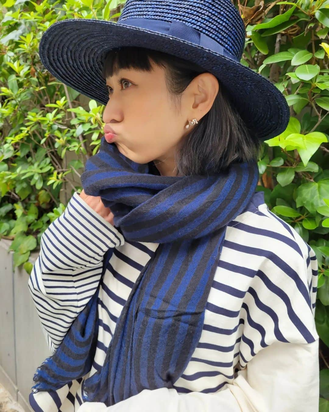 山田優さんのインスタグラム写真 - (山田優Instagram)「#outfit  #ゆうのしふく  #yusoutfit   近所のご飯屋さんにちょろっとコーデ♡  デニムにボーダー最強説。w  カジュアルなので、バックは可愛くバニティバックを持ってみました！  #tops  お気に入りすぎて色違いも持ってるやつ♥️ @irojikake   #denim  @blackbymoussy_official   #bag  @the_weekend_hotel   #earrings  @chanelofficial   #ring @carat_a @boucheron etc...  #ボーダー #バニティバック #デニム #カジュアル #中華食べたよ #最後の写真はいっぱい食べて大満足な１枚」11月19日 2時15分 - yu_yamada_