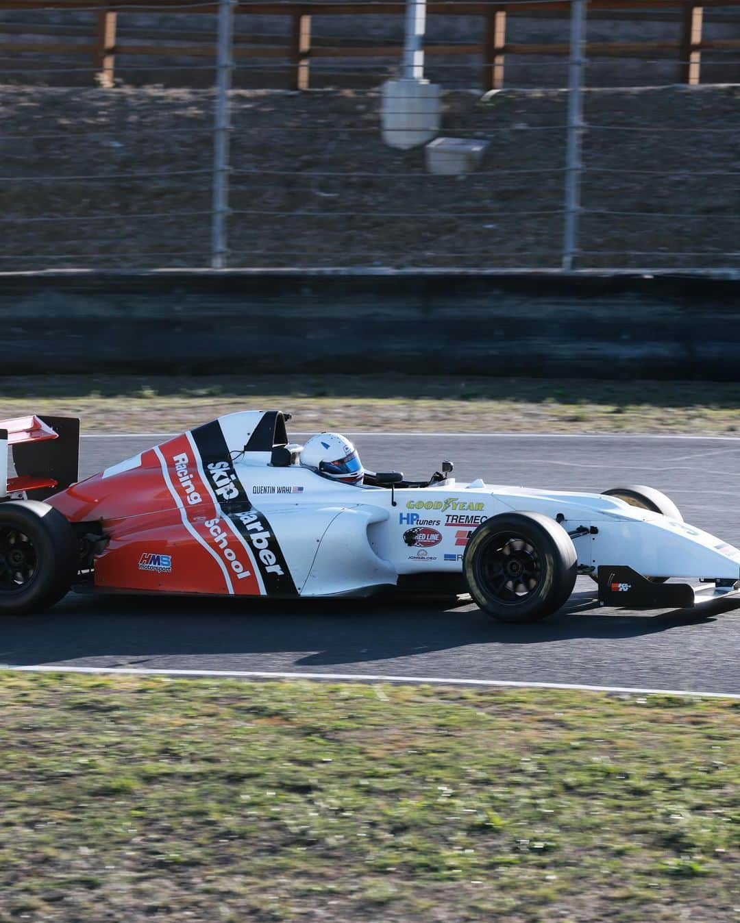 Lindsay Brewerさんのインスタグラム写真 - (Lindsay BrewerInstagram)「Always fun to spend time with the @skipbarberracing fam! Thanks for having me out for some f4 testing🏁」11月19日 9時08分 - lindsaymariebrewer