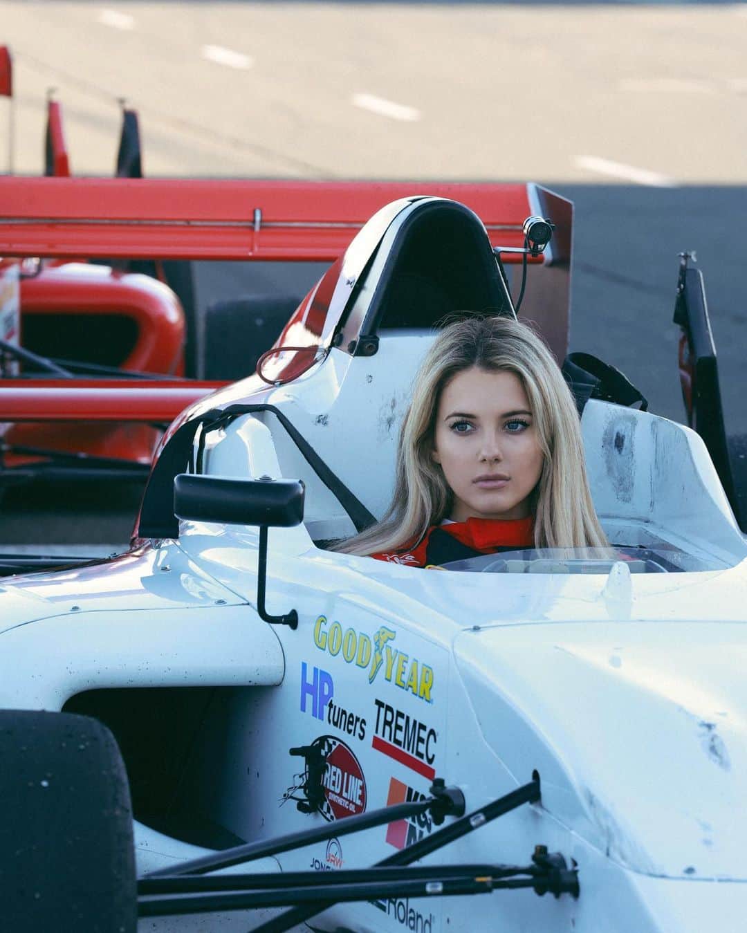 Lindsay Brewerさんのインスタグラム写真 - (Lindsay BrewerInstagram)「Always fun to spend time with the @skipbarberracing fam! Thanks for having me out for some f4 testing🏁」11月19日 9時08分 - lindsaymariebrewer