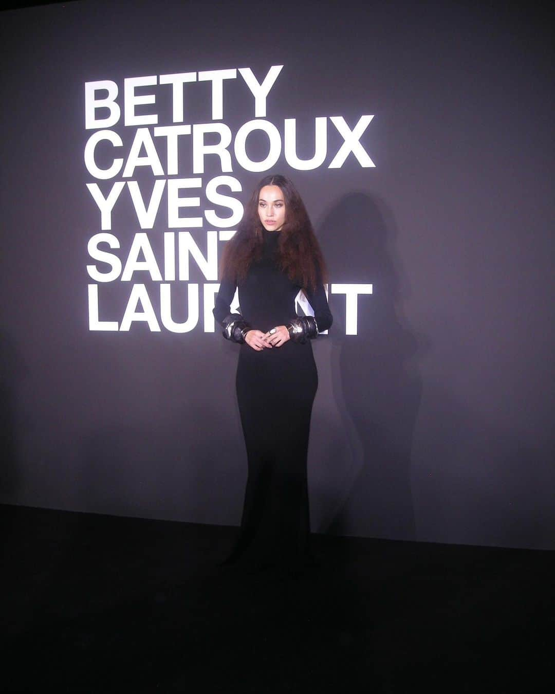 水原希子 さんのインスタグラム写真 - (水原希子 Instagram)「BETTY CATROUX - YVES SAINT LAURENT 唯一無二の女性展🖤  サンローランのミューズであり、サンローランスタイルそのものを体現しているベティ カトルー。彼女が身につけてきた数々のワードローブは今も色褪せることなく、私たちに自分の人生を"唯一無二に生きる"という事を伝えてくれています。  会期 2022年11月19日〜12月11日一般公開  会場　寺田倉庫B&C HALL / E HALL  @ysl  #saintlaurent #bettycatroux」11月19日 9時27分 - i_am_kiko