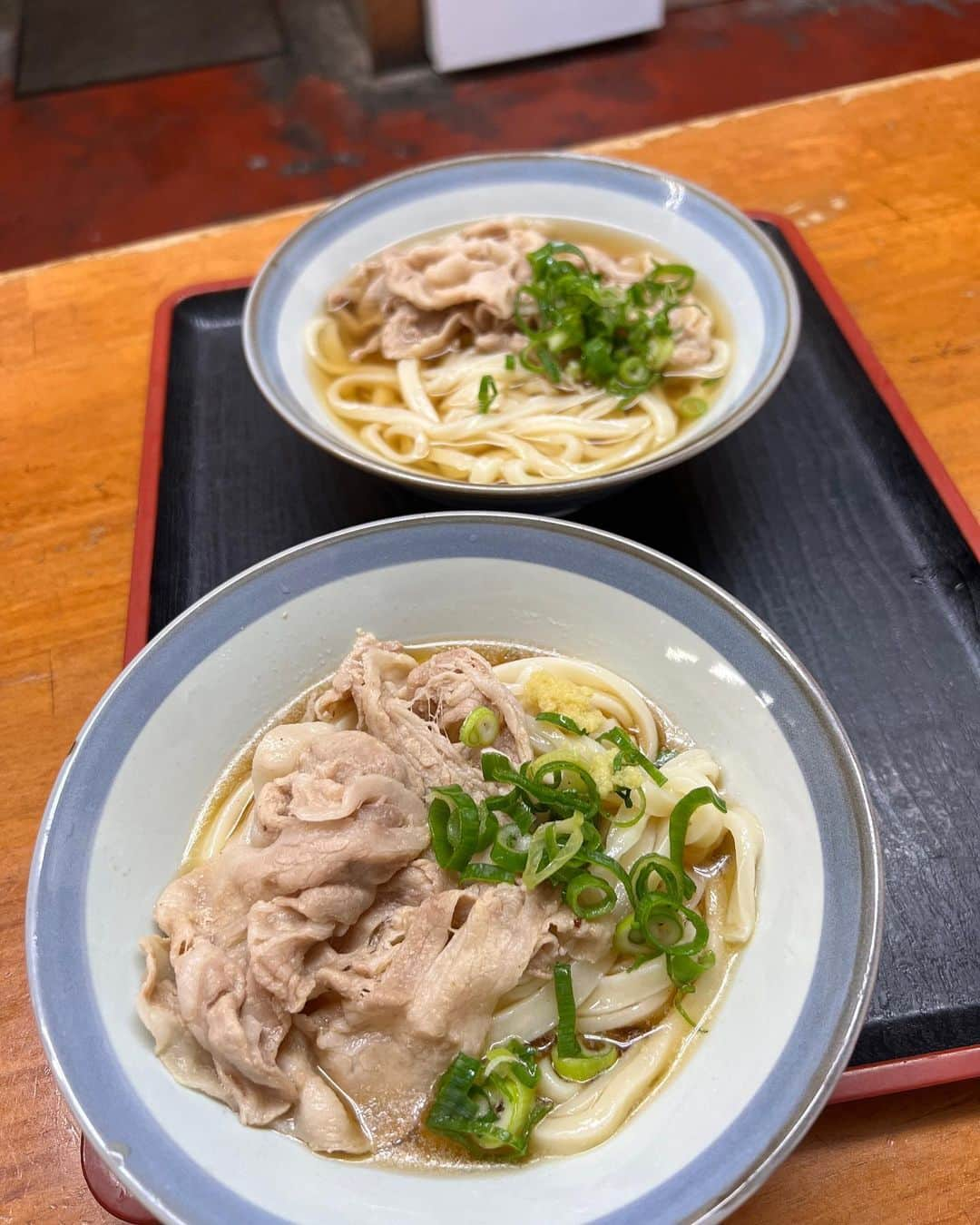 佐野真彩さんのインスタグラム写真 - (佐野真彩Instagram)「香川のうどん紹介✏️丸亀市にある“純手打ちうどん よしや”  情熱大陸に出演された話題のうどん屋さんで、今の時代珍しく全て手作業でおこなっているそう。麺の太さが不揃いなのも手作り感が感じられます。（敢えて不揃い感を出しているのかな）  讃岐もち豚の肉うどんを注文🐷 優しい味わいで美味しかったです！  #讃岐うどん　#香川グルメ #香川うどん #kagawatrip #純手打ちうどんよしや #食べログ百名店 #香川県　#情熱大陸」11月19日 10時29分 - sano.maya