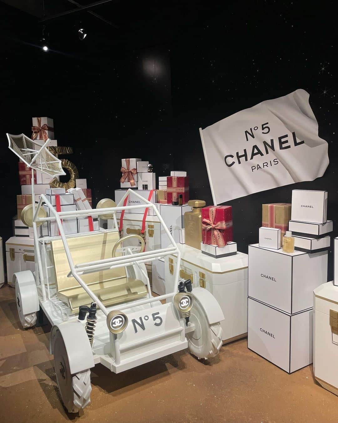 まやさんのインスタグラム写真 - (まやInstagram)「. CHANELのPOPUP  ホリデースペシャルイベントに行ってきた〜！ テーマが宇宙🪐✨ ムーンローバーに乗れて、ディズニーのアトラクションみたいだった🎪💞」11月19日 13時05分 - flor__ra_1