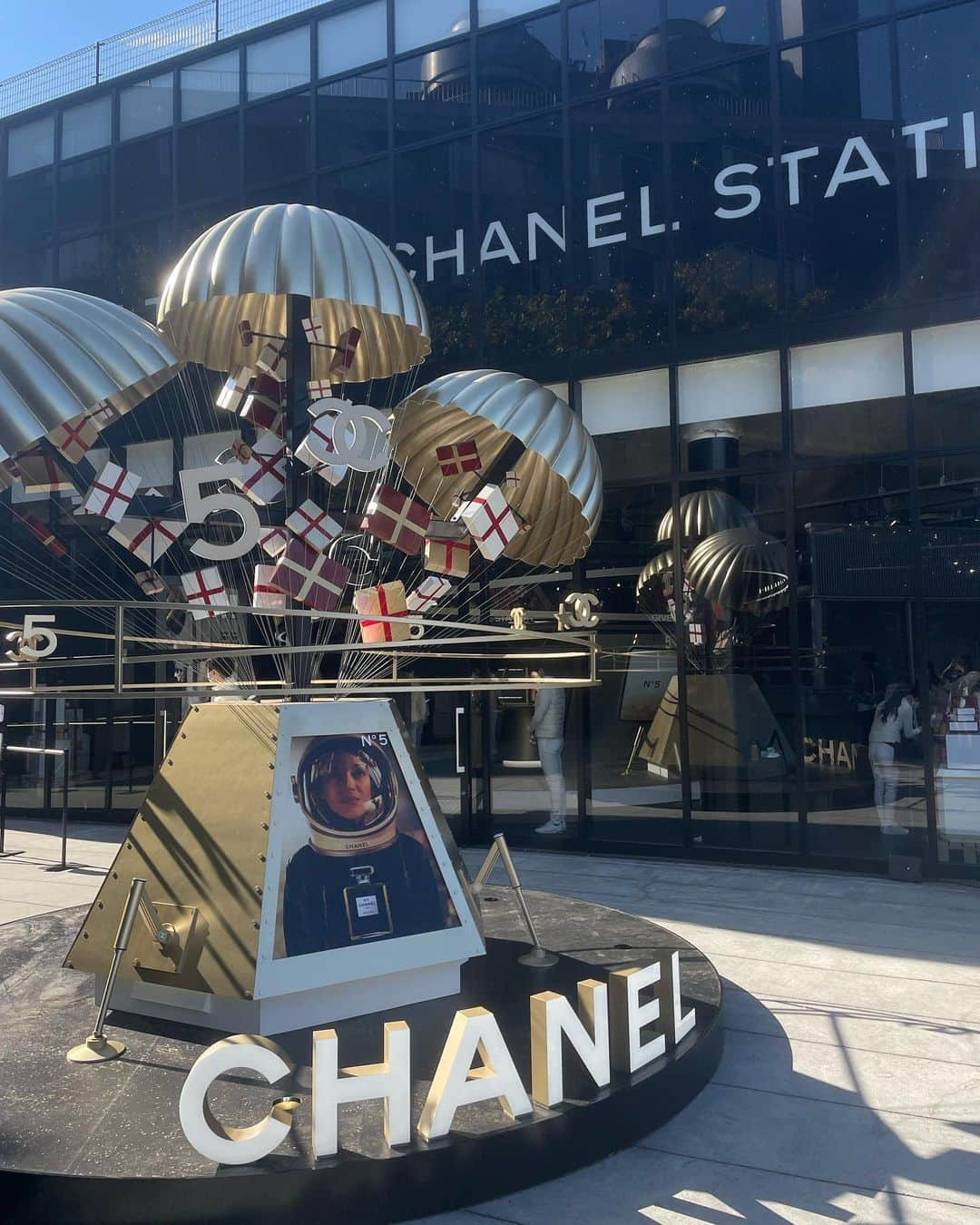 まやさんのインスタグラム写真 - (まやInstagram)「. CHANELのPOPUP  ホリデースペシャルイベントに行ってきた〜！ テーマが宇宙🪐✨ ムーンローバーに乗れて、ディズニーのアトラクションみたいだった🎪💞」11月19日 13時05分 - flor__ra_1