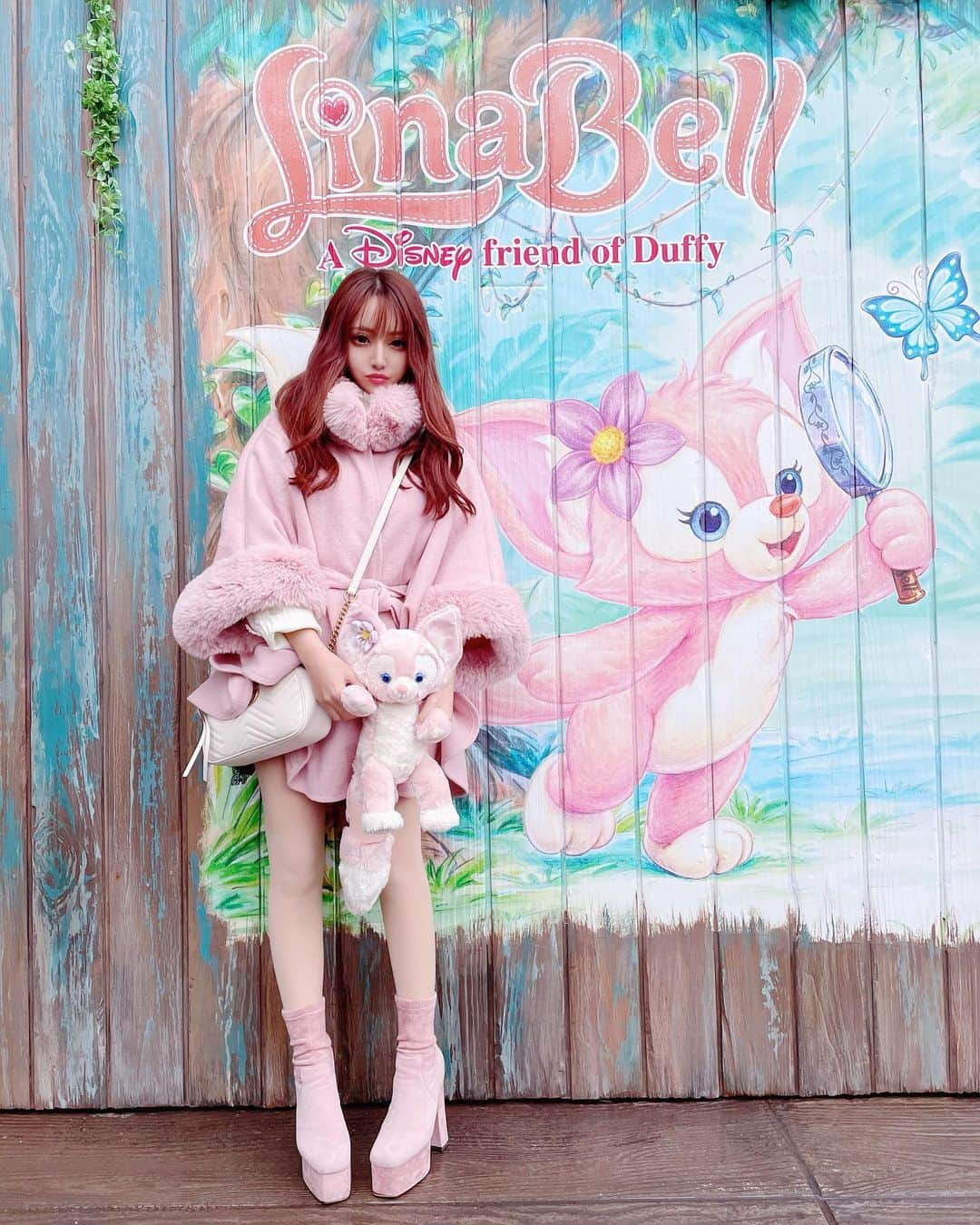 桜井莉菜さんのインスタグラム写真 - (桜井莉菜Instagram)「【 @riina_couture 】のリーナベルコーデ💗🦊💗 ぬいぐるみはあったけど、ミミが売り切れで残念🥲💔 なのでアプリで後付け😂💕 このファーポンチョがリーナベル過ぎてヤバいっ🫣💗 リーナベルコーデでシーに行く人にオススメ過ぎる💗💗💗 発売前からお問合せがめちゃめちゃ多かったので、すぐにSOLDOUTしちゃう予感なので、ディズニーシーの予定のある方、近々デートで最高に可愛くして行きたい方に是非是非絶対に着て欲しいアウターです😍❣️  #ポンチョ#ファーコート#ファーポンチョ#リーナ#リーナクチュール#リーナベル#リーナベルコーデ#ディズニー#ディズニーコーデ#ディズニーシーコーデ#デートコーデ」11月19日 15時04分 - rina__sakurai