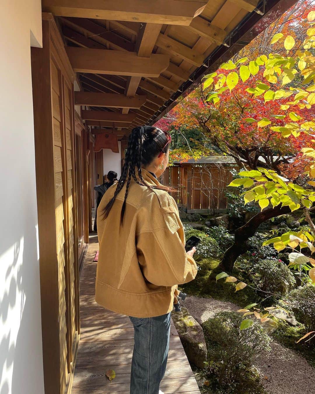 福内櫻子さんのインスタグラム写真 - (福内櫻子Instagram)「京都はやっぱりいいね！ パリで同じで降りた瞬間全然雰囲気が違うの！京都に来たなぁって感じがして好き✨🥰 紅葉の時期は特に日本の美学を感じることができるね🍁 見頃は来週かなぁって話してたよ✨ 船は嵐山で乗れるよ！おでんも🍢  宝泉院は山の方にあるのでちょうど見頃でした🍁🤍庭園を見ながらお茶を頂きました🍵  皆さんもよかったら是非~❣️」11月19日 17時27分 - sakurako_fukuuchi