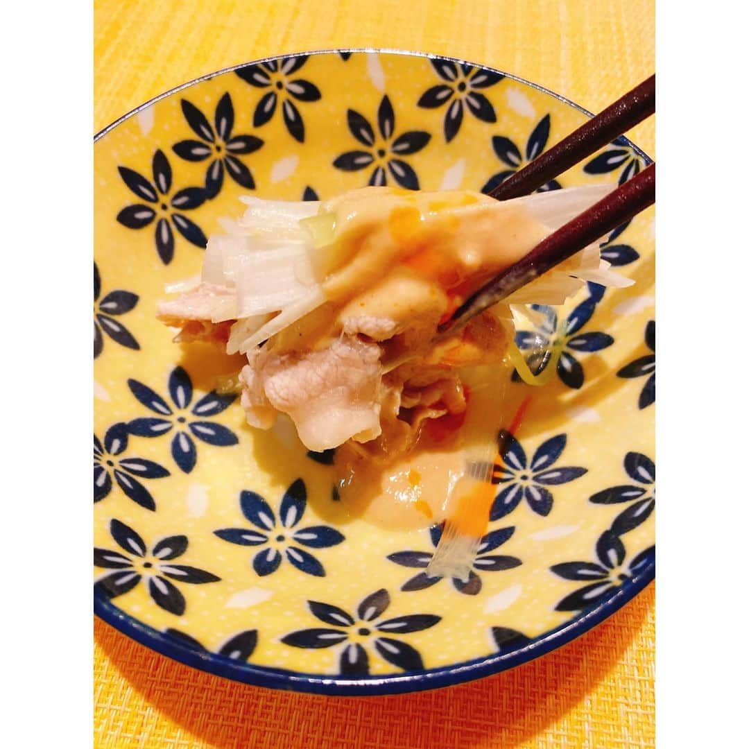 竹俣紅さんのインスタグラム写真 - (竹俣紅Instagram)「🍲 今週も「ソラよみ」を観てくださってありがとうございました。 ⁡ ⁡ 金曜日のきのうは、 週末にかけて人気になりそうな食材をご紹介する「食べヨミ」をお伝えしました。 ⁡ 家に帰ると、食べヨミを観た母が、 “買いドキ”メニューの ねぎ豚しゃぶしゃぶを作って待っていてくれました☺️ ⁡ 母によると、しゃぶしゃぶ用の豚肉とねぎがお買い得だったそうです◎ ⁡ 我が家のしゃぶしゃぶは、ごまだれとラー油で食べます。 みなさんは、ごまだれ派？ぽん酢派？ それとも、なにか他にタレがあったりするのかしら…😋 ⁡ ⁡ #イット #ソラよみ #食べヨミ」11月19日 18時00分 - benitakemata_official