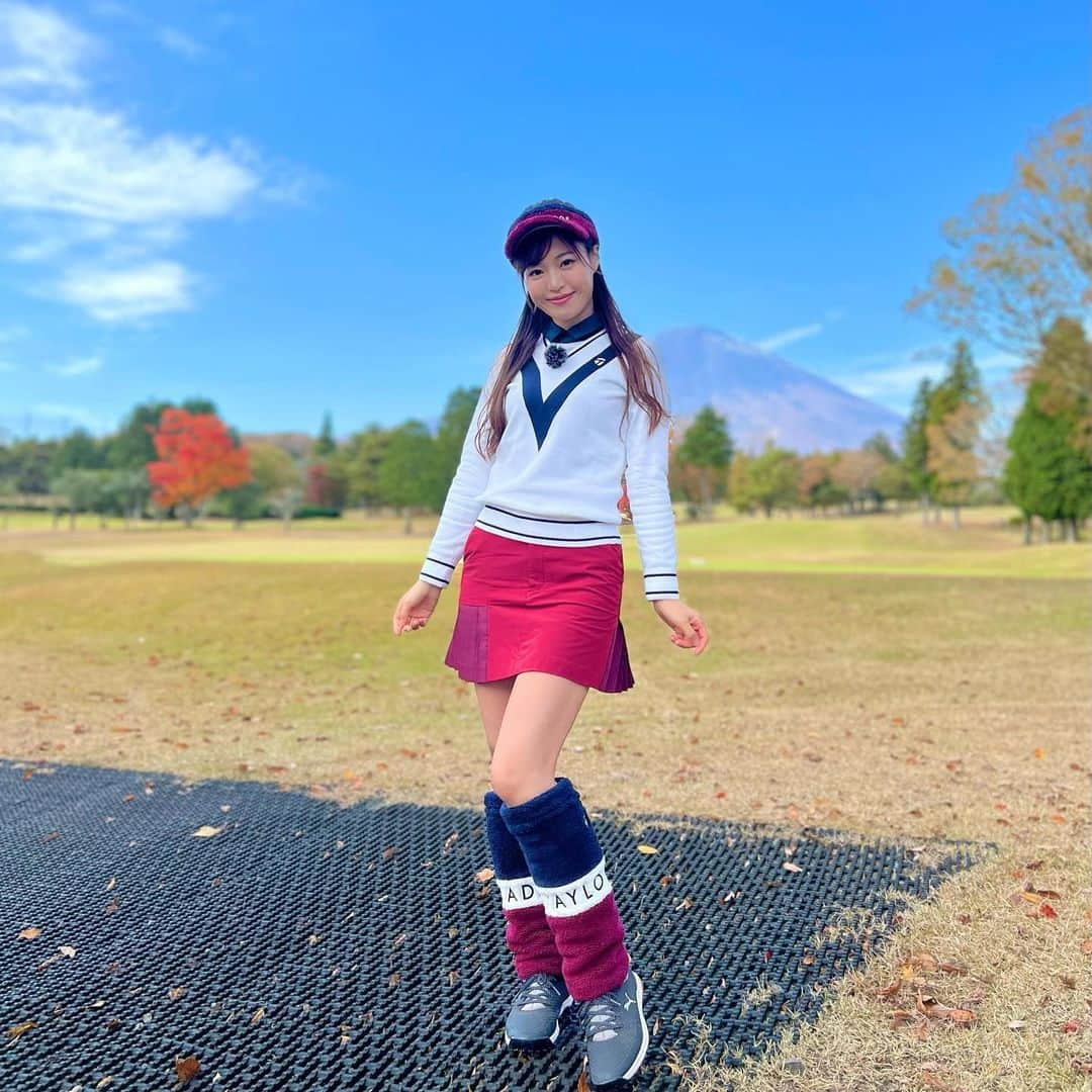 高橋としみさんのインスタグラム写真 - (高橋としみInstagram)「富士山とわたし。  ウェア全身 @taylormade_golf_japan_apparel_  お気に入りポイント❣️ バイザーとレッグウォーマーがモコモコ😊  #ゴルフ#ゴルフコーデ#ゴルフファッション#高橋としみ#富士山#富士平原ゴルフクラブ # golf#ゴルフ女子 #ゴルフウェア」11月19日 18時13分 - toshimi_1002