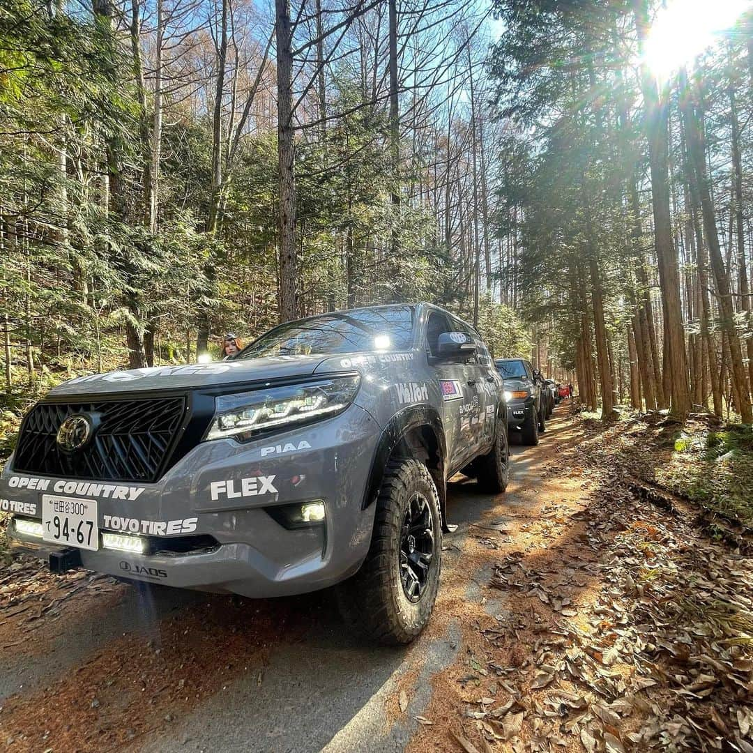 松田蘭さんのインスタグラム写真 - (松田蘭Instagram)「今日から11/19.20「JAPAN CROSS COUNTY RALLY 」@御嶽ゴルフリゾートが開催です💙🖤  哀川翔総監督率いる FLEX SHOW AIKAWA Racing with TOYOTIRESは  ○1号車Racing PRADO 川畑真人選手  ○2号車Racing FJ 竹岡圭選手  が参戦！計12台走行します！ わたしはFLEXGIRLとして応援させて頂きます💙🖤  今日午前は林道を封鎖した特設ステージでcs2本を走行、 サービスを挟んでスキー場でのヒルクライムssを2本走行しました！  FLEXGIRLはcsスタートを見送った後ssに向かい実際にラリーの様子を生で見ました！  どのラリーカーもエンジン音や走り方も違って迫力あった〜！✊🏻  現地で一緒に迫力のあるラリーカーの応援できるのは ラリー特有なのかなと思いました💙🖤  遠い会場でしたが足を運んでくれた皆さまありがとうございました！  明日もよろしくお願いします💙🖤  #JAPANCROSSCOUNTYRALLY #rally #ラリー #JCCR #motorsport  #prado  #fj  #FLEX #flexshowaikawaracing  #FLEXGIRL #長野 #御嶽 #御嶽ゴルフリゾート  #きそふくしまスキー場  #レースクイーン #racequeen  #rq #松田蘭」11月19日 18時14分 - ran_mjargtne