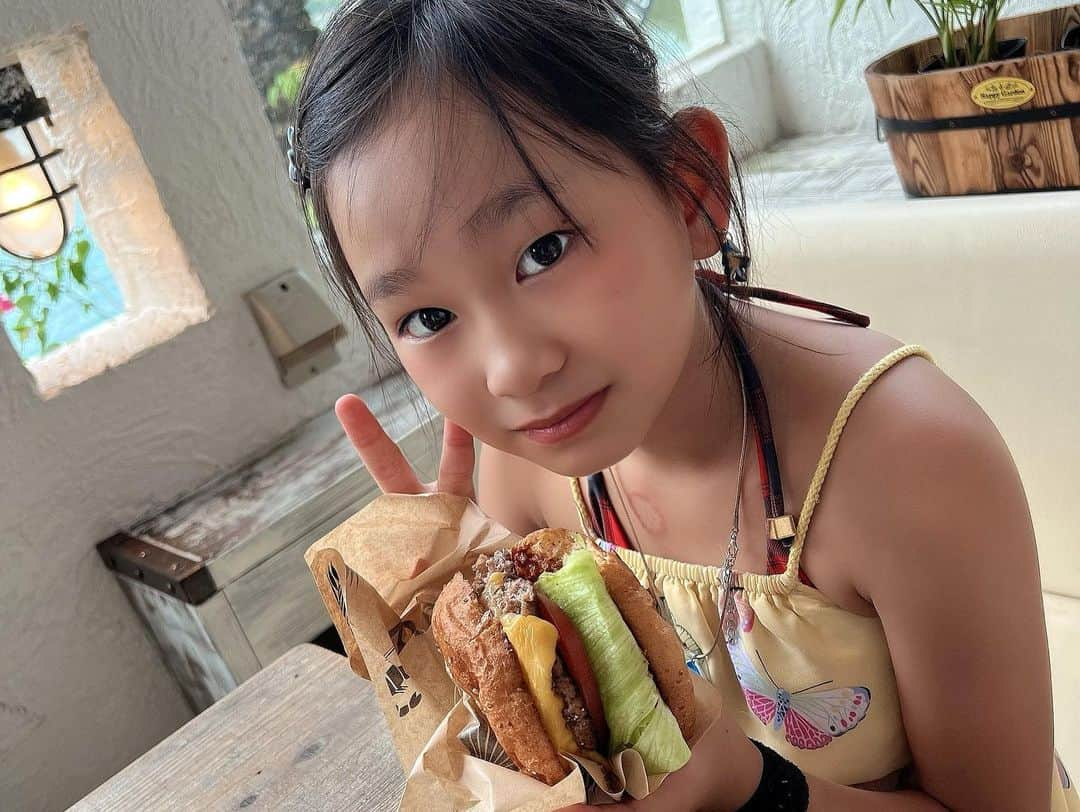 堀えりかさんのインスタグラム写真 - (堀えりかInstagram)「からの腹ごしらえ🍔 姪っ子ちゃんの食べたいものリストにあったハンバーガー🤭🍔  ま、どこのハンバーガーでもよかったぽいけど🤣w   #家族 #弟 #姪っ子 #沖縄 #沖縄グルメ #ハンバーガー #okinawa」11月19日 18時27分 - xerikax143