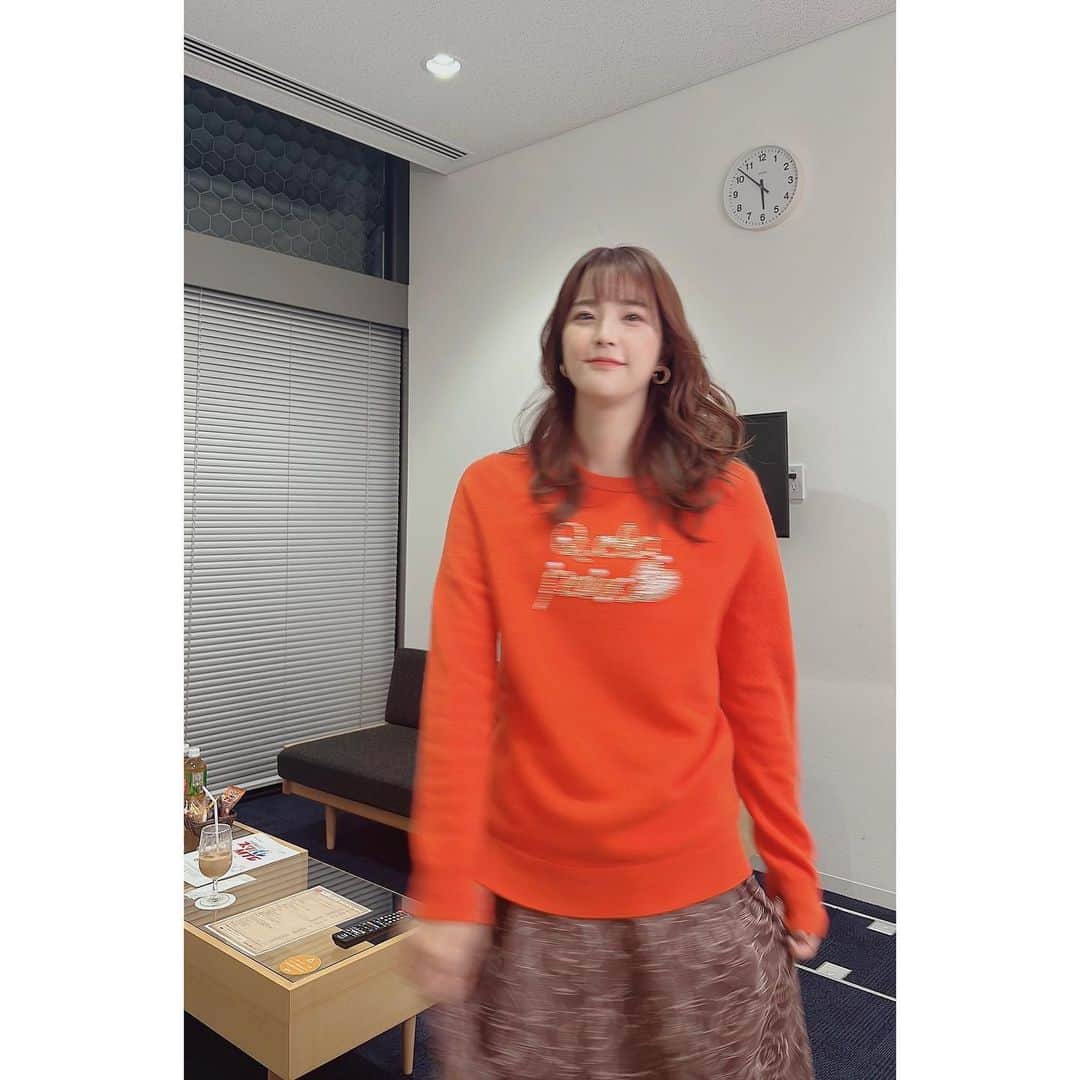久代萌美さんのインスタグラム写真 - (久代萌美Instagram)「☺︎ あっ、今日土曜日だ ネタバレMTGでした (過去形)  東京では見られないので、見た方感想教えてください📺  衣装でニットを着る季節がやってきました🧶  #よみうりてれび」11月19日 18時47分 - kushiro_moemi