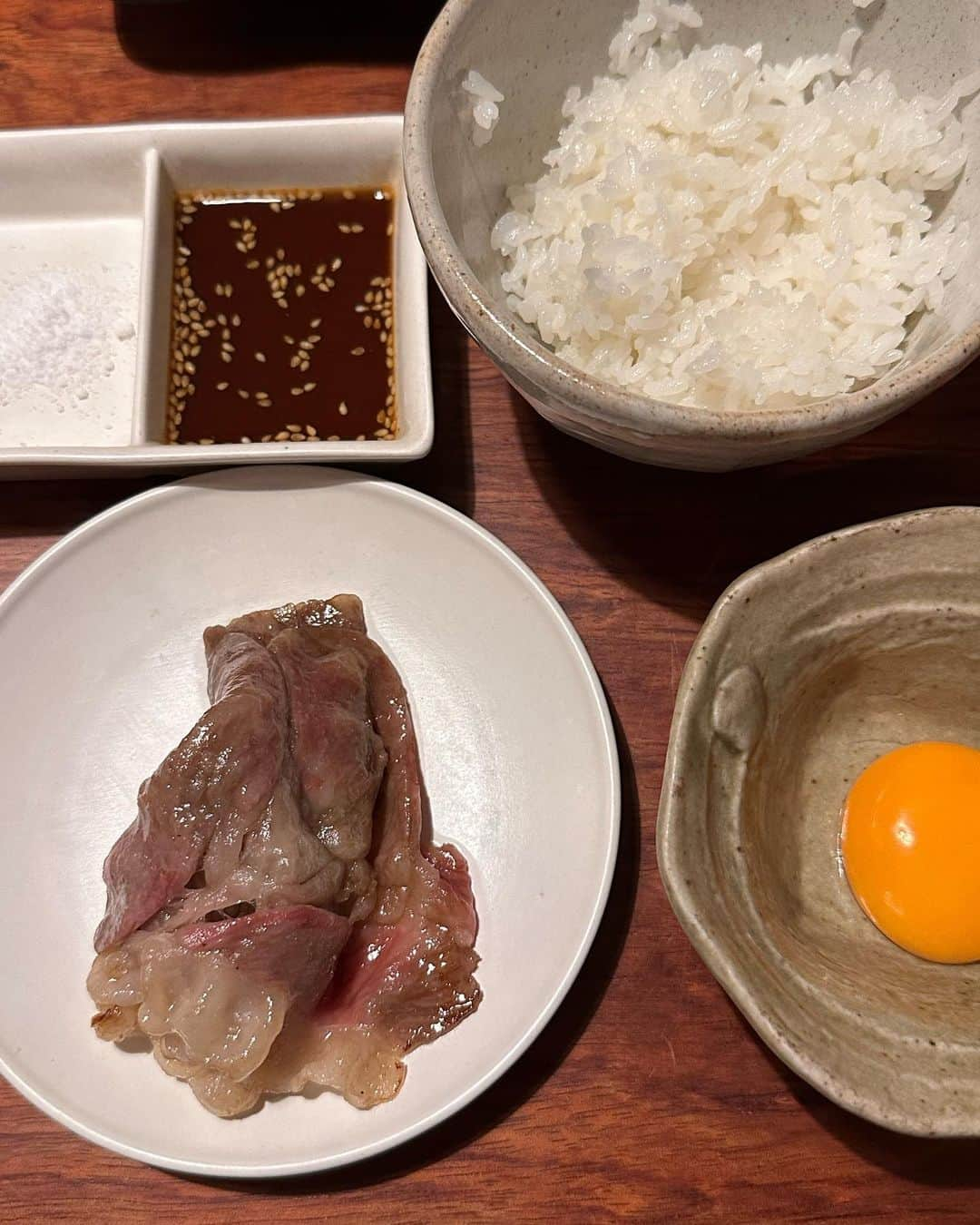 ホン・ヨンギさんのインスタグラム写真 - (ホン・ヨンギInstagram)「#영기와여행 #영기와일본 🇯🇵  야끼니꾸 맛집 말씀드립니다.. 바쿠로라는 곳인데 입에서 녹아요.. 대신 너무 녹으니까 쪼꼼쪼꼼시켜드세요 물리는건 책임 못져요 .. 시금치도 꼭 드세요 전맛탱🥹❤️」11月19日 19時08分 - kisy0729