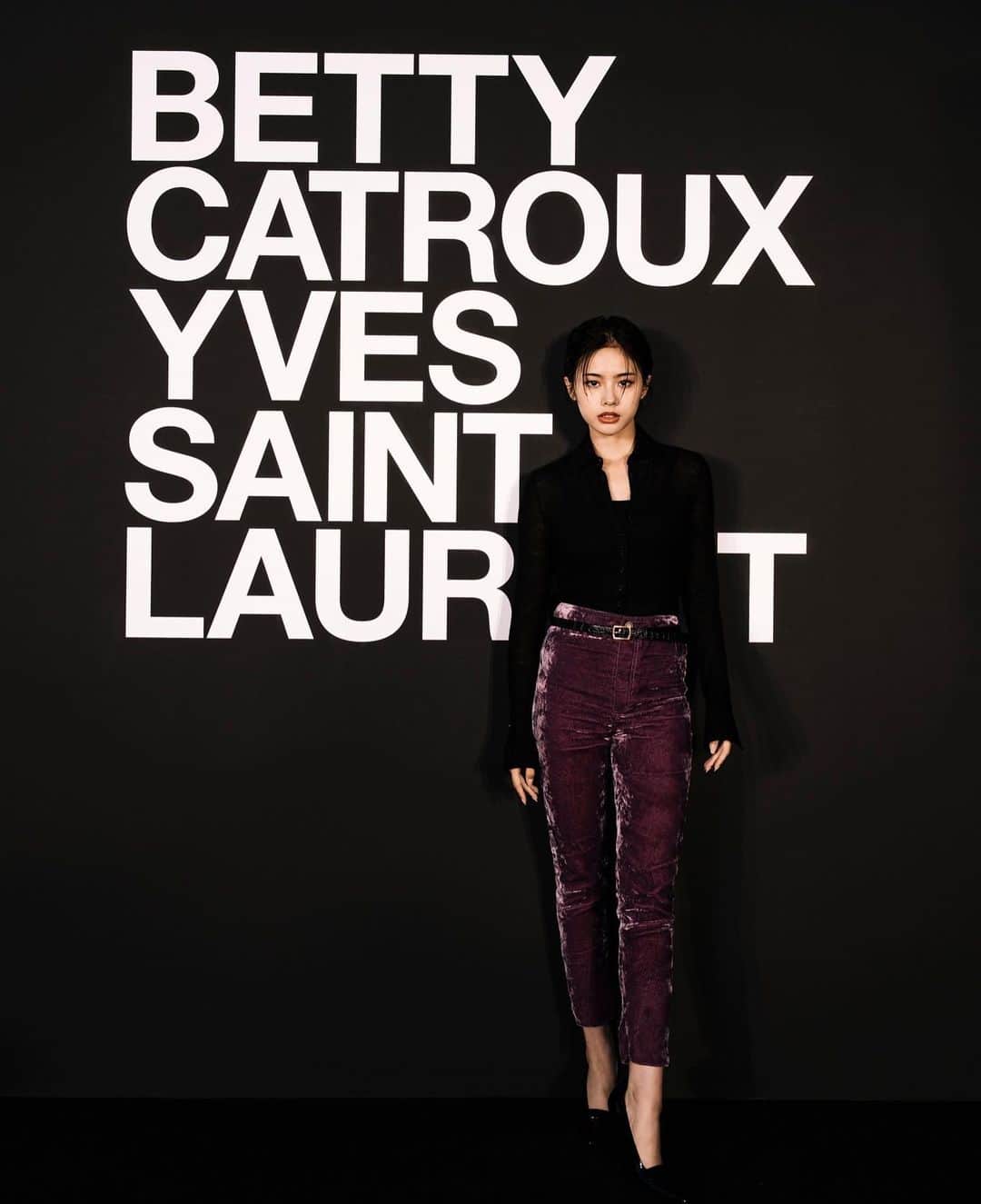 安齋星来さんのインスタグラム写真 - (安齋星来Instagram)「YVES SAINT LAURENT ⠀“唯一無二の女性展”  ⠀ 久しぶりに心から感動しました。  Betty Catroux から始まった女性がジャケットを着る文化。 今では当たり前である、ジェンダーレスな文化が薄かった当時 Bettyは “好きなように好きな服を着る” 生き方をし続け Saint Laurentと出会い、ブランドYSLの歴史が始まる。  そんな当時のラブレターや、ショーで着た衣装など 展内を回っていくと、時代によってジャケットの細みや形 素材や襟の大きさの違いが、目に見えてわかった。  今でも当時のYSLを知っているのはBetty Catrouxのみ。 77歳になった今でもジャケット×パンツスタイルは変わらないBetty. そんなYSLの在り方をどうかこれからも発信し続けて欲しいと思った。 ⠀  是非お近くの方は、今の時代だからこそ 必ず行って欲しい素敵な展示会でした。 ⠀  @ysl   #YSL #BETTYCATROUX」11月19日 20時24分 - seiraanzai