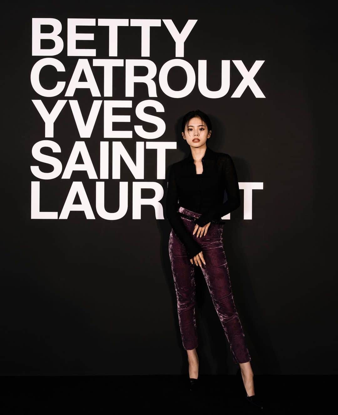 安齋星来さんのインスタグラム写真 - (安齋星来Instagram)「YVES SAINT LAURENT ⠀“唯一無二の女性展”  ⠀ 久しぶりに心から感動しました。  Betty Catroux から始まった女性がジャケットを着る文化。 今では当たり前である、ジェンダーレスな文化が薄かった当時 Bettyは “好きなように好きな服を着る” 生き方をし続け Saint Laurentと出会い、ブランドYSLの歴史が始まる。  そんな当時のラブレターや、ショーで着た衣装など 展内を回っていくと、時代によってジャケットの細みや形 素材や襟の大きさの違いが、目に見えてわかった。  今でも当時のYSLを知っているのはBetty Catrouxのみ。 77歳になった今でもジャケット×パンツスタイルは変わらないBetty. そんなYSLの在り方をどうかこれからも発信し続けて欲しいと思った。 ⠀  是非お近くの方は、今の時代だからこそ 必ず行って欲しい素敵な展示会でした。 ⠀  @ysl   #YSL #BETTYCATROUX」11月19日 20時24分 - seiraanzai