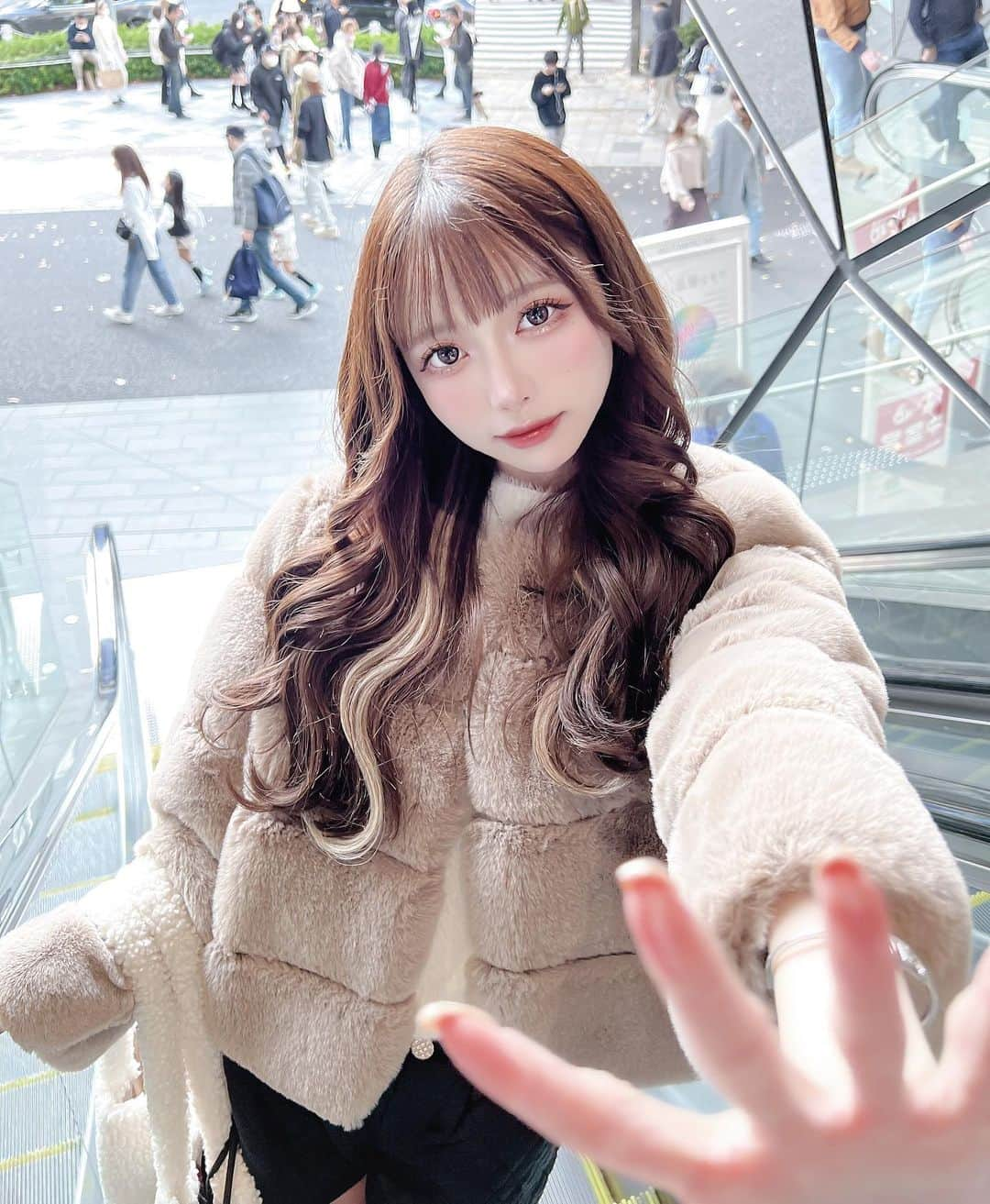 あやちゃんさんのインスタグラム写真 - (あやちゃんInstagram)「POPUPstore5日目ありがとうございました✨ @avectoi_official_ で大好きなコーディネート🤎🤍  明日20日も13時～20時までラフォーレ原宿2階にいます☁️ 11000円以上のご購入でツーショチェキ撮れます🐰🐰 待ってるよーーーう💕  #ラフォーレ原宿 #原宿ラフォーレ  #東急プラザ表参道原宿 #東急プラザ表参道原宿 #表参道 #表参道カフェ巡り #表参道カフェ #原宿 #明治神宮前 #ファーコート #韓国ファッション #韓国ヘア  #冬コーデ #デートコーデ #デート服」11月19日 20時53分 - aya.you.love.r