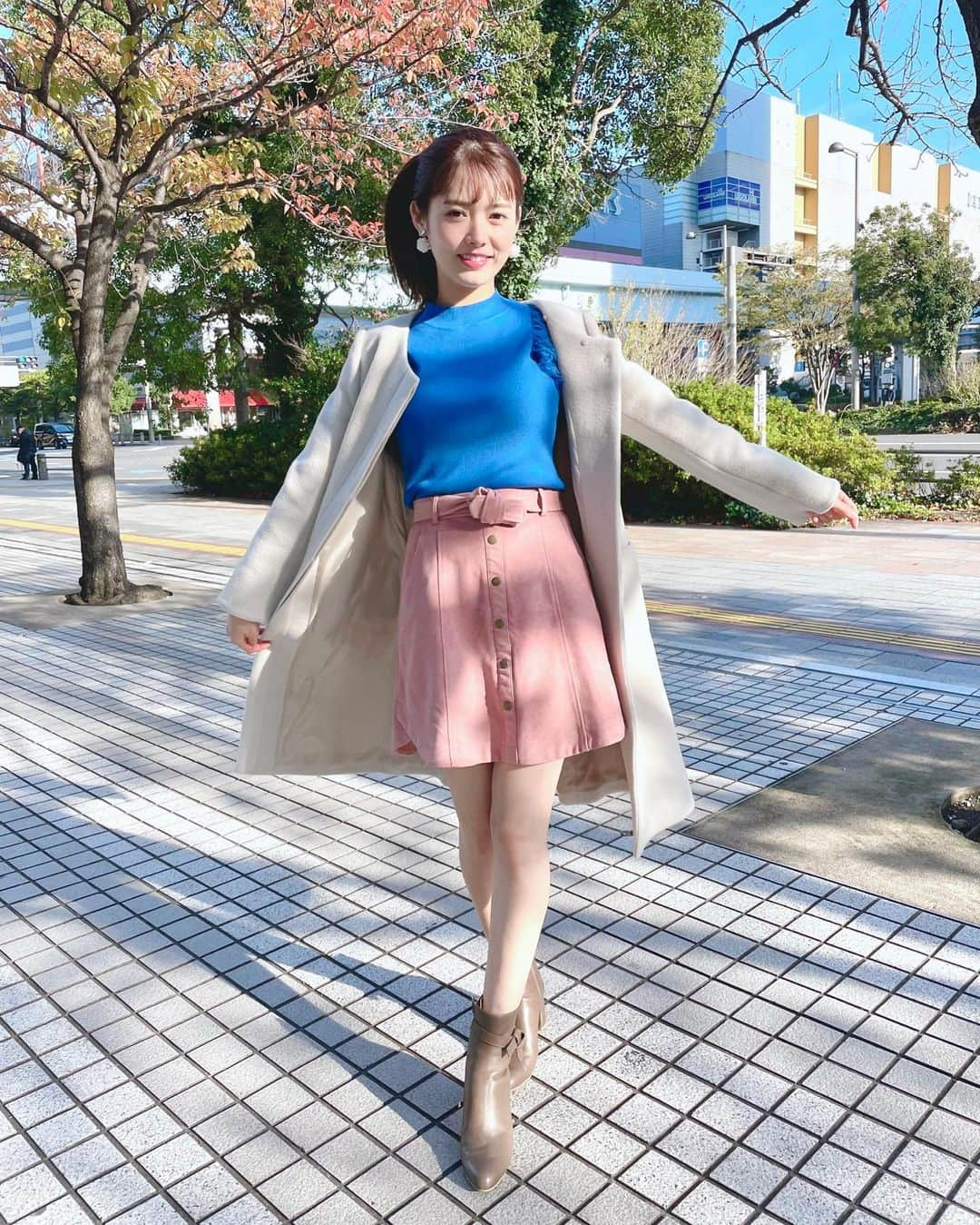 谷尻萌さんのインスタグラム写真 - (谷尻萌Instagram)「こんばんは♪ 萌やで💕 今日もお疲れさまです❤︎ どんな土曜日をお過ごしでしたか？☺️  今日は秋晴れの所、多かったなあ☀️ 日差しの有効活用できました？🍁🍀  明日は一転して雨の所が多く 気温も低くなりそうやから 体調崩さんようにきーつけて過ごしてな🥰  今日のめざど食堂は、探検家になって 宝探しをしてクイズのヒント出してたわ〜👑💍 クイズ分かりました？🙌😉(7枚目)  ほなっ！おやすみなさい💤⭐  #めざましどようび　#お天気キャスター #探検家　#サイドテール #ブルーニット　#ピンクスカート #白コート」11月19日 20時58分 - tanijiri_moe