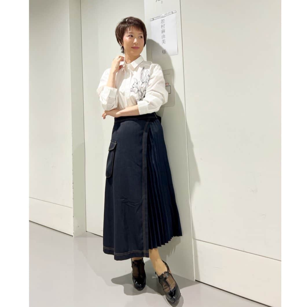 若村麻由美さんのインスタグラム写真 - (若村麻由美Instagram)「【告知】staff🐹です この季節はさんまの塩焼きが食べたくなる…！！？ϵ( 'Θ' )϶ 煙には御用心⚠️  今週末は知られざる明石家さんまさんと萩本欽一さんの関係性が明らかに…！思わずポロリ…😢 若村は萩本欽一さんとは2017年にコント番組「欽ちゃんのアドリブで笑（ショー）」（NHK BSプレミアム）や旅番組でご一緒させていただきました。  そして緊迫の世界オークション…！？ さらには懐かしの恋のから騒ぎまで… 面白くて、温かなエピソードまで。 せび、ご覧ください！  📺NTV「誰もしらない明石家さんま 第8弾」 2022年11月20日(日)19:00〜21:54 ゲスト 特別ドラマ：明石家さんまVS萩本欽一 ～若き日のさんまが挑んだ伝説の男～ https://www.ntv.co.jp/sanma2022/ 明石家さんま／市來玲奈 若村麻由美／勝地涼／寺田心／藤田ニコル 東野幸治／後藤輝基／滝沢カレン／フワちゃん  shirt＆skirt @hirokobis_official   #若村麻由美 #mayumiwakamura #NTV #誰もしらない明石家さんま #ゲスト #hirokobis」11月19日 21時14分 - mayumiwakamura_official