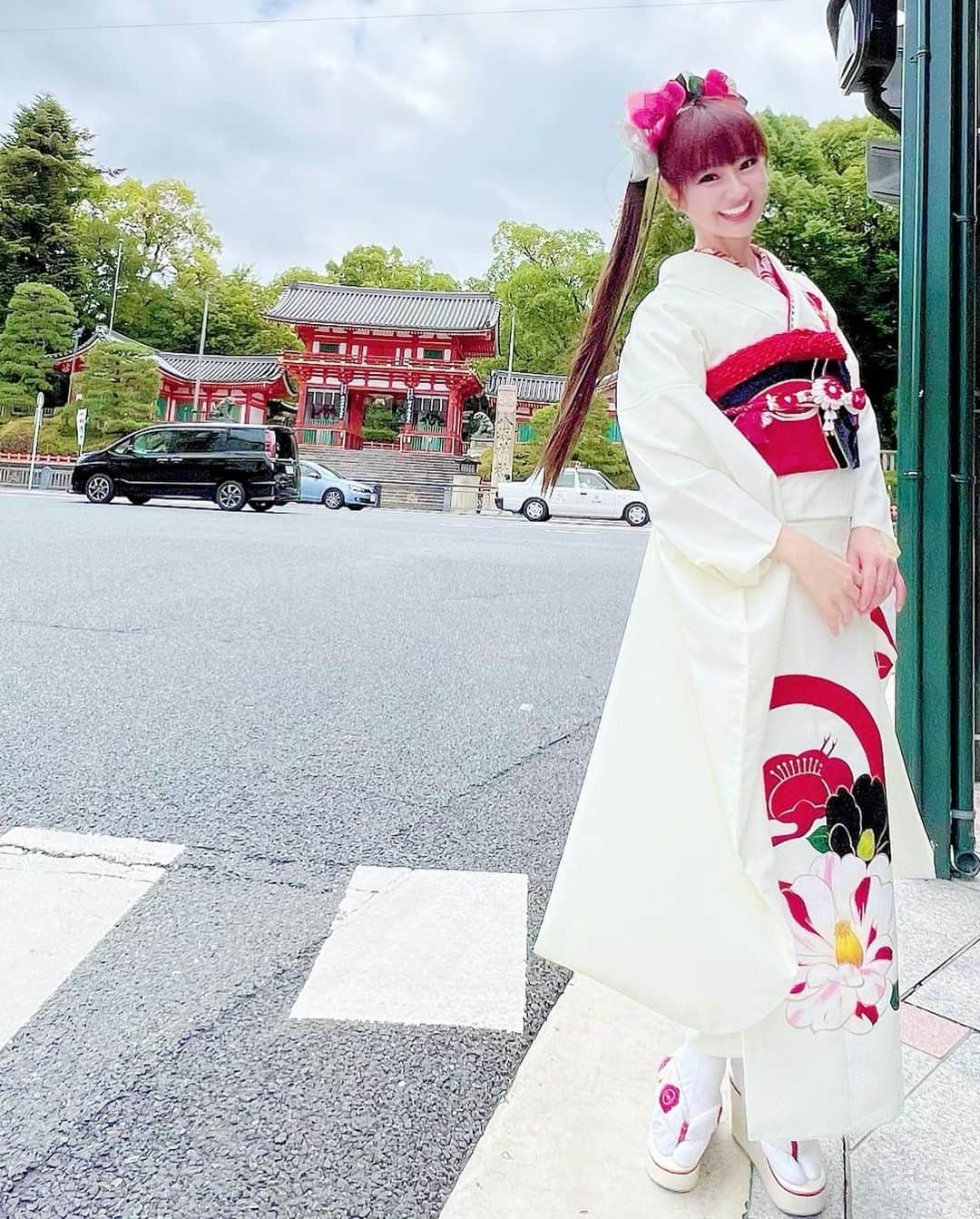 さゆりさんのインスタグラム写真 - (さゆりInstagram)「匠本舗さんの『京都祇園　華舞さん』お節🍱 の撮影🤗  #京都祇園華舞 さんが #八坂神社 さんのすぐ側にあるので🎶 #八坂さんの前で撮影したですよ〜😆 #お気に入りのお着物で💖 #お気に入りのお店行かせて頂きました〜🤗 #真夏だったけど気分はお正月満タンこの巻〜🤣 #かつみさゆり #匠本舗　#京都祇園華舞 #お節料理 #お着物は🎶 #takazen さんです〜😍」11月19日 21時33分 - katsumisayuri_sayuri