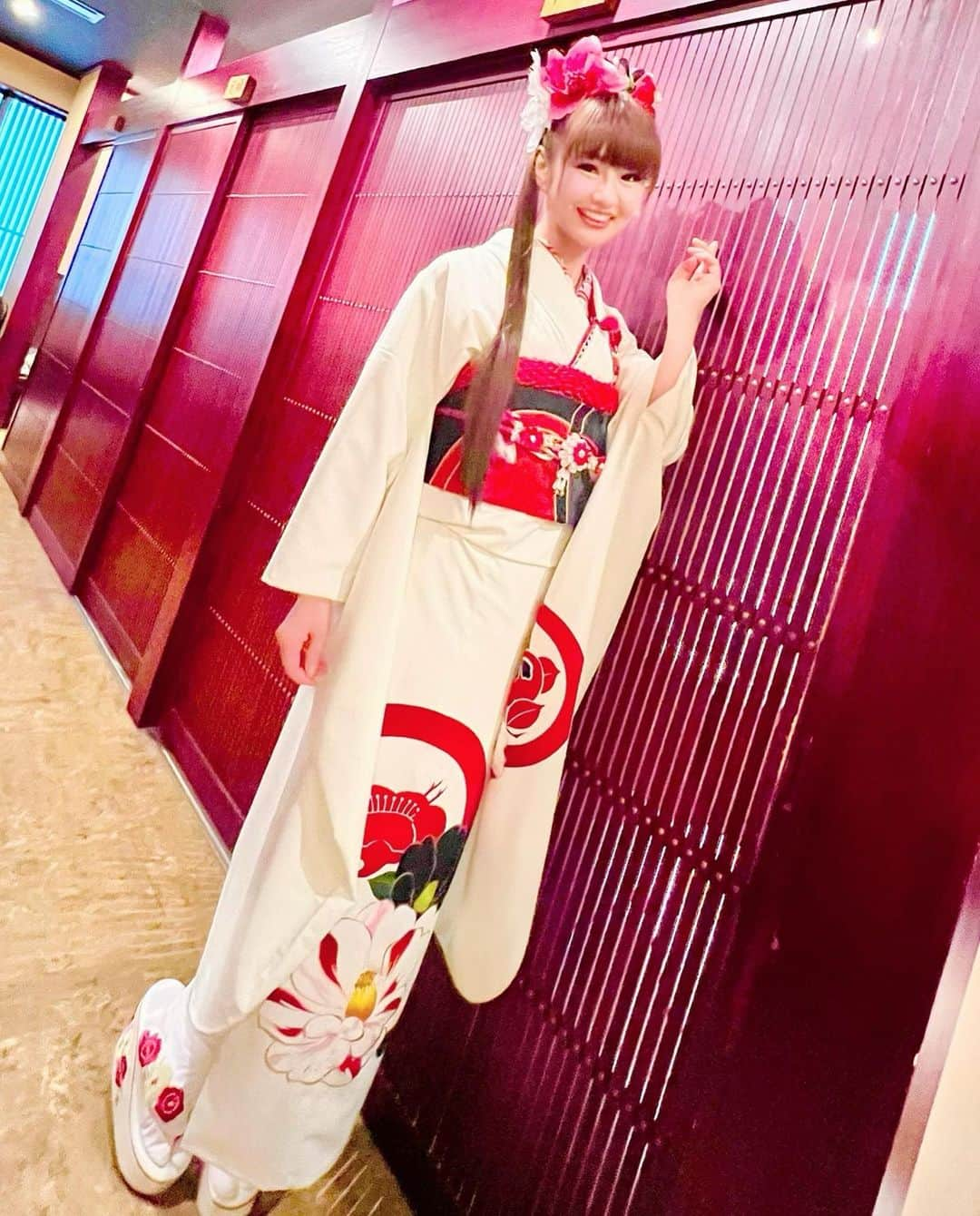 さゆりさんのインスタグラム写真 - (さゆりInstagram)「匠本舗さんの『京都祇園　華舞さん』お節🍱 の撮影🤗  #京都祇園華舞 さんが #八坂神社 さんのすぐ側にあるので🎶 #八坂さんの前で撮影したですよ〜😆 #お気に入りのお着物で💖 #お気に入りのお店行かせて頂きました〜🤗 #真夏だったけど気分はお正月満タンこの巻〜🤣 #かつみさゆり #匠本舗　#京都祇園華舞 #お節料理 #お着物は🎶 #takazen さんです〜😍」11月19日 21時33分 - katsumisayuri_sayuri