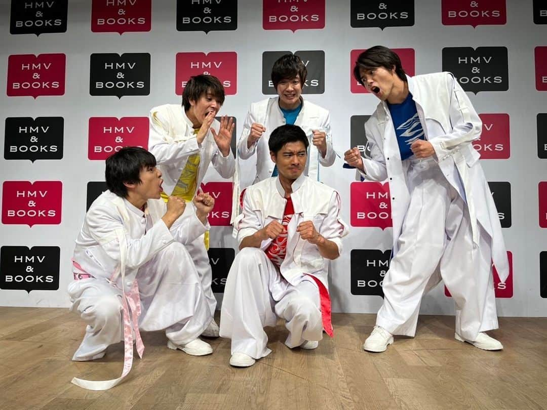 BOYS AND MENさんのインスタグラム写真 - (BOYS AND MENInstagram)「本日‼️ HMV＆BOOKS SHINSAIBASHIにて 2022年12月21日発売 『超FINE!!!』リリースイベント🎤🎶  ハプニング続出でしたが… 楽しんで頂けましたでしょうか😂🤣❓❓❗️笑笑 楽しんでいただけてたら何よりです😂‼️  明日は田村侑久、本田剛文、勇翔、平松賢人4人であべのキューズモールです🤩  また明日、18日から行われている、アイチインパクト15：00〜18：00 E×CROSS 企業ガチンコ大乱闘/PUBG MOBILEに吉原雅斗出演します🎮🔥💪 お楽しみに🥰  #ボイメン  #リリースイベント  #超fine !!! #心斎橋  #あべのキューズモール  #aichiimpact2022  #アイパク  #apex  #pubg」11月19日 21時59分 - boysandmen_official