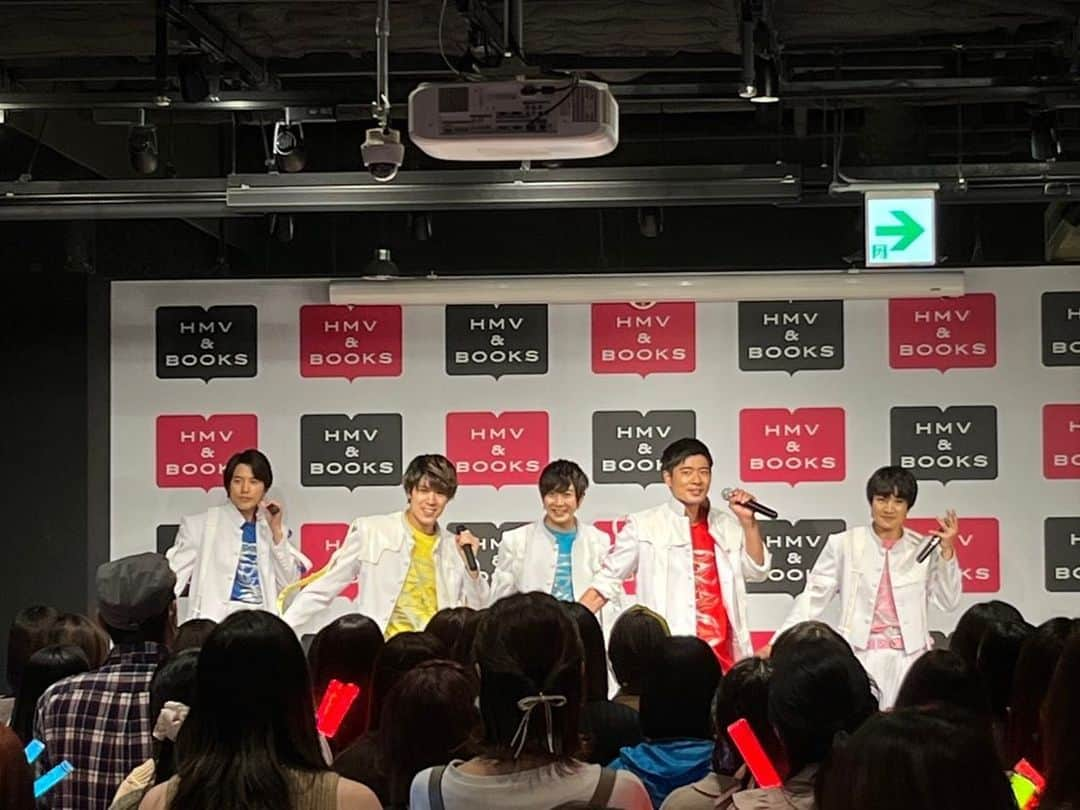 BOYS AND MENさんのインスタグラム写真 - (BOYS AND MENInstagram)「本日‼️ HMV＆BOOKS SHINSAIBASHIにて 2022年12月21日発売 『超FINE!!!』リリースイベント🎤🎶  ハプニング続出でしたが… 楽しんで頂けましたでしょうか😂🤣❓❓❗️笑笑 楽しんでいただけてたら何よりです😂‼️  明日は田村侑久、本田剛文、勇翔、平松賢人4人であべのキューズモールです🤩  また明日、18日から行われている、アイチインパクト15：00〜18：00 E×CROSS 企業ガチンコ大乱闘/PUBG MOBILEに吉原雅斗出演します🎮🔥💪 お楽しみに🥰  #ボイメン  #リリースイベント  #超fine !!! #心斎橋  #あべのキューズモール  #aichiimpact2022  #アイパク  #apex  #pubg」11月19日 21時59分 - boysandmen_official