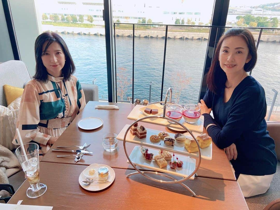 田村翔子さんのインスタグラム写真 - (田村翔子Instagram)「横浜のインターコンチネンタルPier8に高校時代のクラスメイトとお泊まり✨  部屋からの眺めがとてもよいホテルで、ゆっくりいっぱい話してきました😄  #インターコンチネンタル横浜pier8 #クラスメイト#楽しい時間#海#朝焼け#おしゃべり#classmate #intercontinentalyokohamapier8 #lifestyle#ライフスタイル」11月19日 22時01分 - tamura_shoko