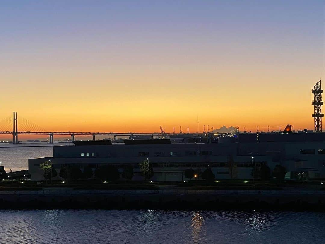 田村翔子さんのインスタグラム写真 - (田村翔子Instagram)「横浜のインターコンチネンタルPier8に高校時代のクラスメイトとお泊まり✨  部屋からの眺めがとてもよいホテルで、ゆっくりいっぱい話してきました😄  #インターコンチネンタル横浜pier8 #クラスメイト#楽しい時間#海#朝焼け#おしゃべり#classmate #intercontinentalyokohamapier8 #lifestyle#ライフスタイル」11月19日 22時01分 - tamura_shoko