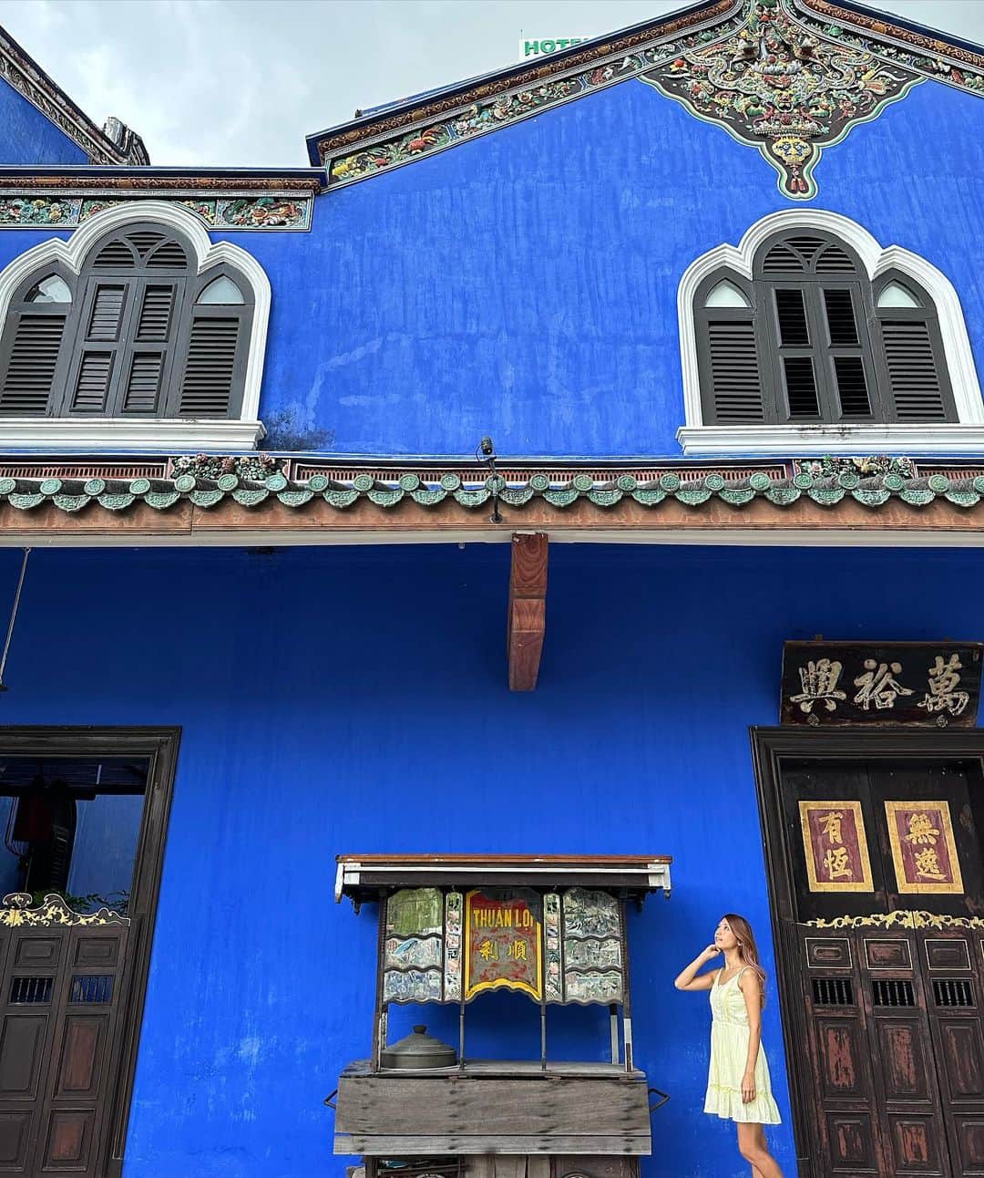 市原彩花さんのインスタグラム写真 - (市原彩花Instagram)「Penang Island , Malaysia 🇲🇾 We stayed at the historical building “Blue Mansion”💙 This building was built by a billionaire.  マレーシアのペナン島に初上陸✈️ シンガポールやクアラルンプールから1時間ちょっと✈️ 世界遺産の街はレトロでカラフル💐  通称"ブルーマンション"と呼ばれる昔の大富豪が建てたホテルに泊まったんだけど(写真1〜6)、色合いも調度品も素敵で本当に泊まって良かった☺️ 人気の観光スポットだから、泊まらなくても見学できるよ(一部のみ) すぐ隣には屋台村のRed Gardenがあって、観光にも食事にも便利な場所でした💙 7枚目以降は街での写真📸  #ペナン#ペナン島#penang#penangisland#bluemansion#ブルーマンション#blue#thebluemansion#チョンファッツィーマンション#cheongfatttzemansion#malaysia#malaysiatravel#malaysiatrip#マレーシア#マレーシア旅行#マレーシア観光#ペナン観光#ペナン旅行#penangtrip#penangtravel#プラナカン#peranakan#海外旅行#海外移住」11月19日 22時13分 - ayaka_ichihara