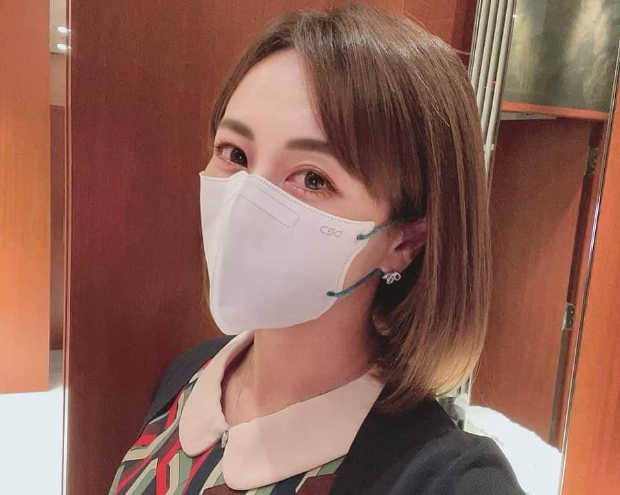 小林未来さんのインスタグラム写真 - (小林未来Instagram)「高品質でおしゃれなカラー不織布マスク、「CSD」（５枚入り）に新カラーが登場！  医療品グレードの品質の高さと、他にはないカラーやデザインが特長の大人気マスクです！！  ◆COLOR MASK(カラーマスク)（全6色展開） その日の気分に合わせて選べる6色展開のカラーマスク。 価格：385円(税込) /5枚入り 今回はヴァイオレットをチョイス💜  ◆MACCESARY(マクセサリー)　（全6色展開） 2色使いのクールでスタイリッシュなバイカラーマスク。 価格：440円(税込) /5枚入り ネイビー×ヴァイオレットが気分💜  ◆SIMPLY WHITE　3Dマスク（全2色展開） 2022年新発売の3Dタイプ。マスク部分はシンプルなホワイトで、耳ひもがやさしい色味のバイカラー。 価格：440円(税込) /5枚入り チャコール×ターコイズ・チャコール×ライトピンク、どちらもオリジナリティがあってお気に入り😷  99％カットフィルター採用。 ノーズフィッター付きなので、顔の形に合わせて立体フィット！ 長時間付けても痛くなりにくい耳ひもなので、安心して試してみてください♪  PR @csd_mask_japan #マスク女子 #csd #立体マスク #バイカラー #マスク #マスクカラー #おしゃれマスク #マスクコーデ #トリドリベース」11月19日 23時10分 - mirai.kobayashi