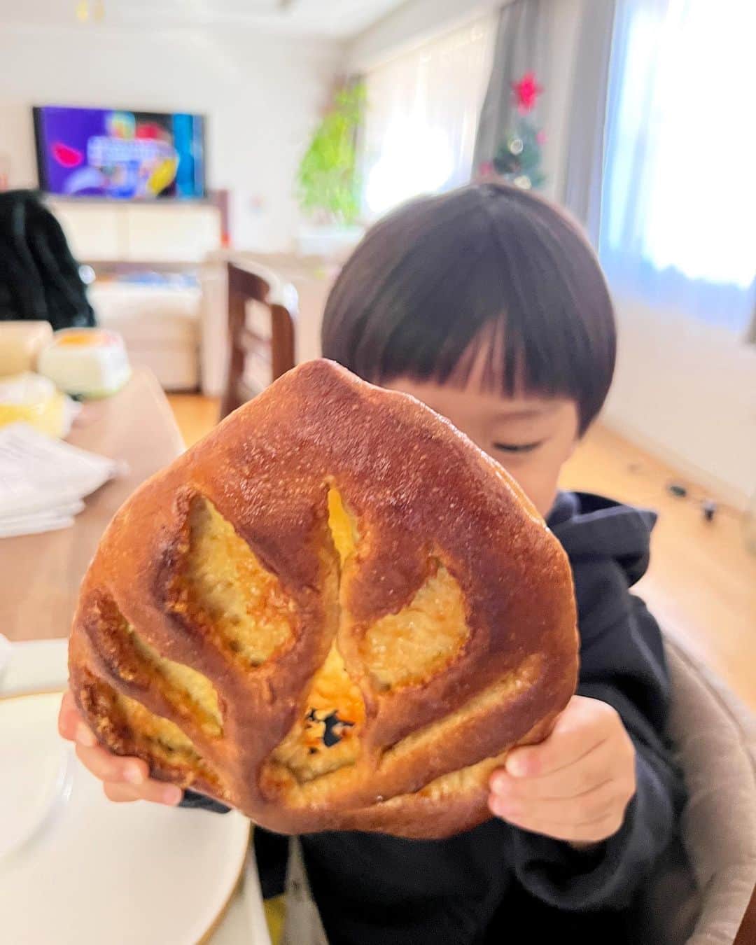 安田美沙子さんのインスタグラム写真 - (安田美沙子Instagram)「おはよう☀  今日は始発で山形へ。。。 食育のトークイベントがあります🚅  写真はでっかいパン🥐 みんなでパンまつりです。笑  イヤイヤ期の次男、可愛く撮れた長男、疲れ切ったおばちゃん、また長男📷  今日もがんばるぞー！！  #行ってきます　#bread #cheese #brunch #かおぐらいある　#山形 #食育」11月20日 5時38分 - yasuda_misako