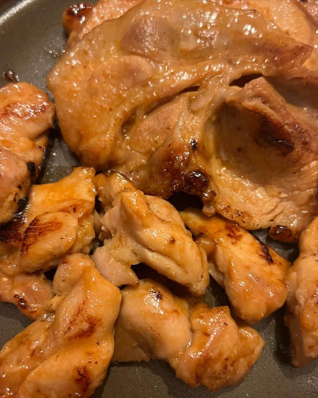 甘糟記子さんのインスタグラム写真 - (甘糟記子Instagram)「先日の夕飯\(//∇//)\  ボージョレーヌーボー解禁日だったので、毎年飲んでるジョルジュドゥブッフを購入。 だから夕飯は肉だよね（笑）  ちょうど株主優待で、豚肉と鶏ももの味噌漬けが届いて、冷凍庫がパンパンだったのでそのまま解凍して焼くことに（笑）  元々用意していた豚ロースは、塩胡椒して小麦粉少しはたいてバターで焼いて、白ワインを少しとばし、仕上げにバルサミコをかけて出来上がり(o^^o)  お弁当用に買った焼き芋は、残りをクリームチーズと、いぶりがっこのみじん切りと合わせて、上から胡椒をかけてます。  あとはサラダと味噌汁と、ほうれん草のお浸しね(๑>◡<๑)  私はワインの味は全くわからないんだけど、去年のジョルジュドゥブッフの方が美味しかった気がするな〜（笑） 私の好みの問題ですが(〃ω〃) 皆さんはオススメのボージョレーヌーボーはありますか？  この株主優待の味噌漬けも美味しかったから、またリピせねば！  そうそう！なんで冷凍庫がパンパンかというと、、  久しぶりに玄むす屋さんのおにぎりを買えたからです\(//∇//)\ ここの玄米おにぎりめちゃくちゃ美味しい！多分私の中でナンバー1！！ でも一時なかなか買えなかったりしたので、嬉しい(≧∀≦) これが冷凍庫にあると毎日手軽に玄米が美味しく食べられて、小腹が空いた時にも最高なの(๑>◡<๑)  欲張って沢山買ったから、しばらくは冷凍庫パンパンです（笑）  #甘糟ご飯#おうちご飯#家ご飯#夕飯#ボージョレーヌーボー #ワイン#豚ロース#ワインに合う #玄むす屋 #玄米おにぎり#玄米#おとりよせ#冷凍ストック#常備食」11月20日 8時32分 - norihey924
